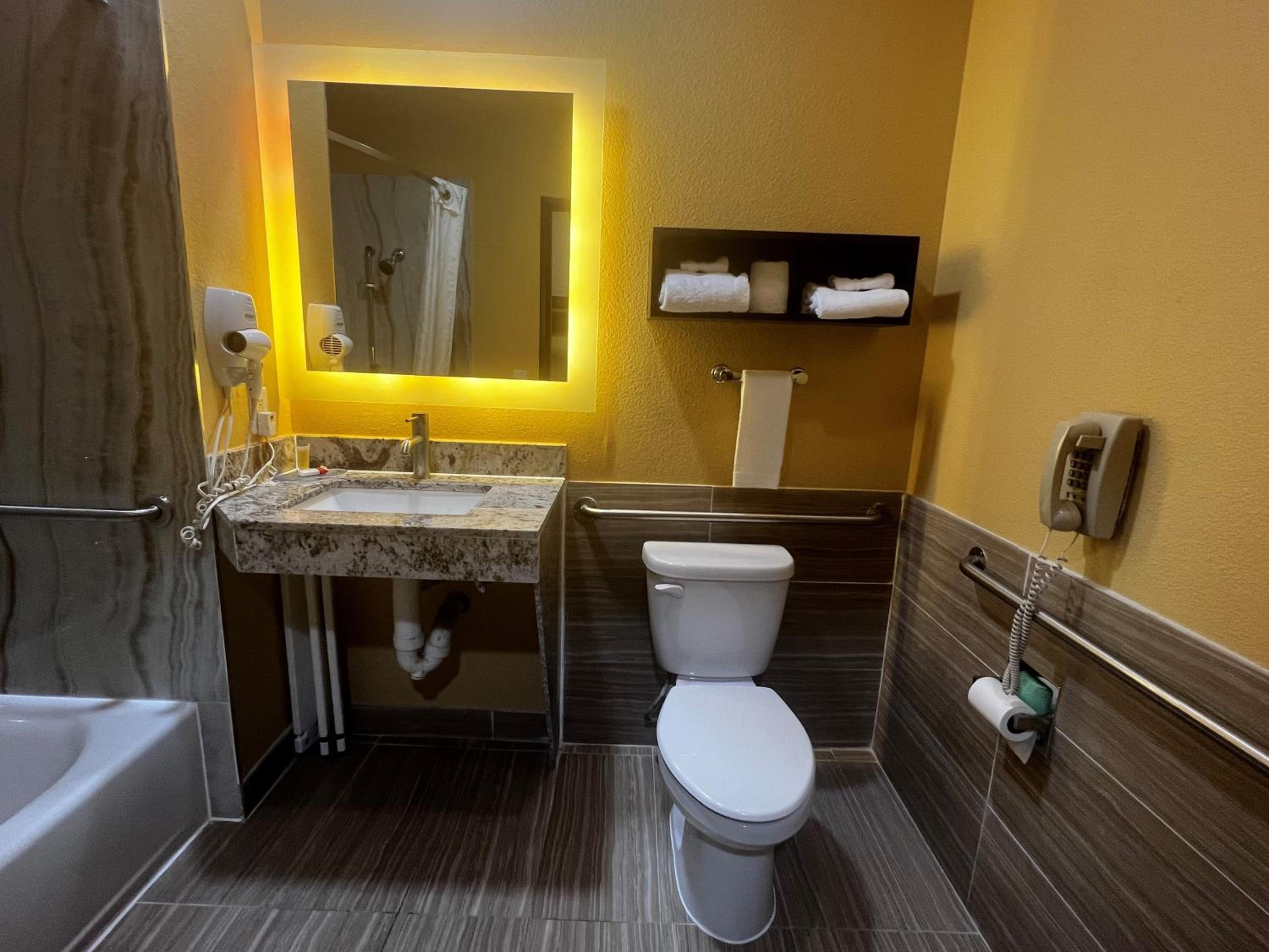 King Room with Bath Tub - Mobility Accessible/Non-Smoking - Photo 6