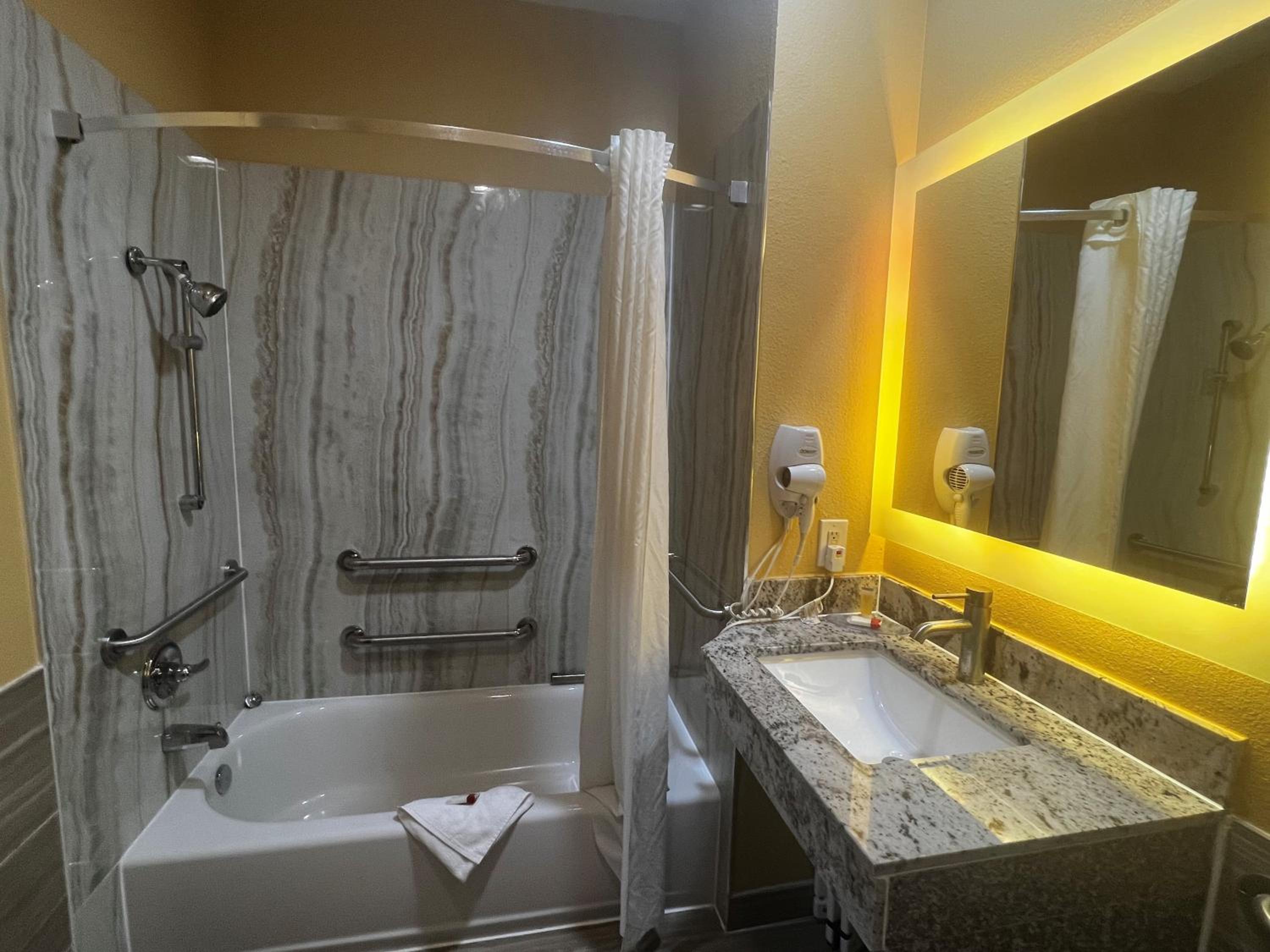 King Room with Bath Tub - Mobility Accessible/Non-Smoking - Photo 7