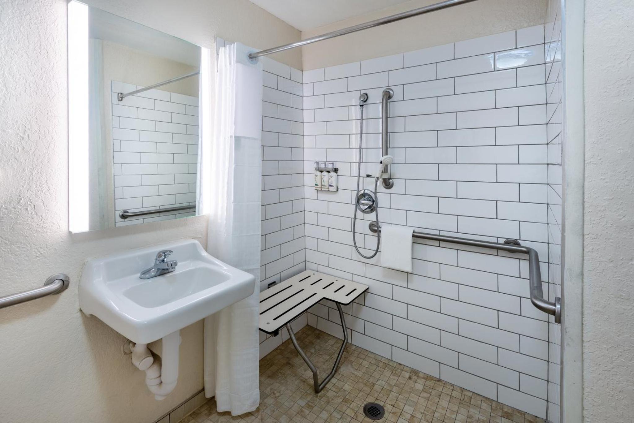 Queen Studio Suite - Mobility Access Roll in Shower/Non-Smoking - Photo 2