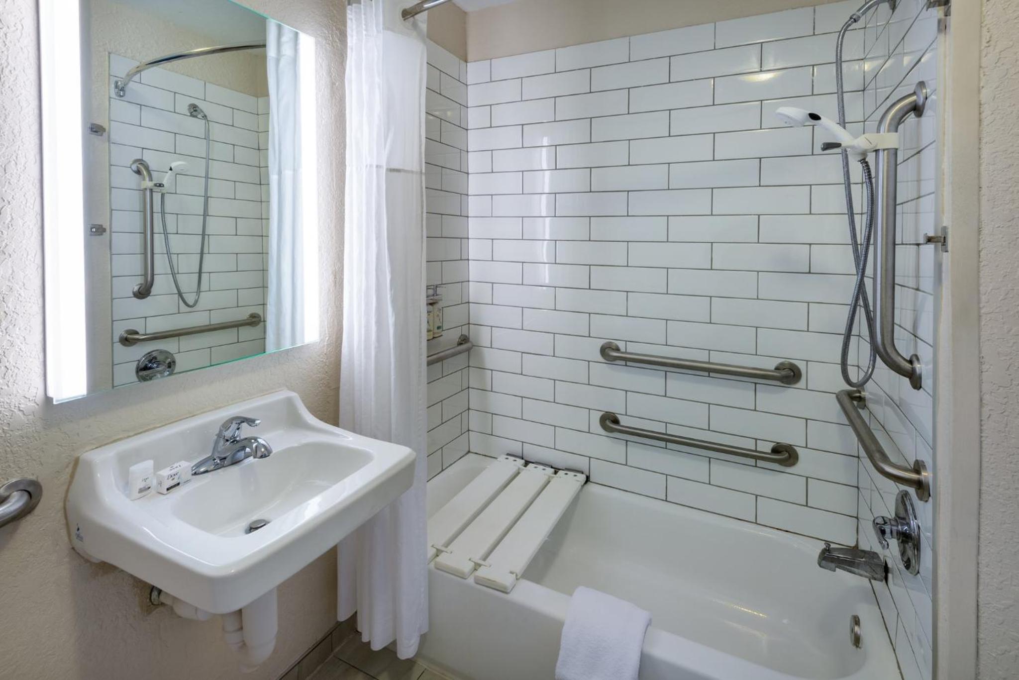 One-Bedroom Queen Room with Mobility Accessible Tub - Non-Smoking - Photo 2