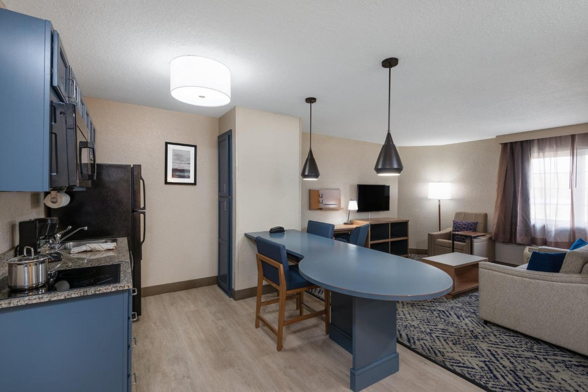 One-Bedroom Queen Suite - Photo 3