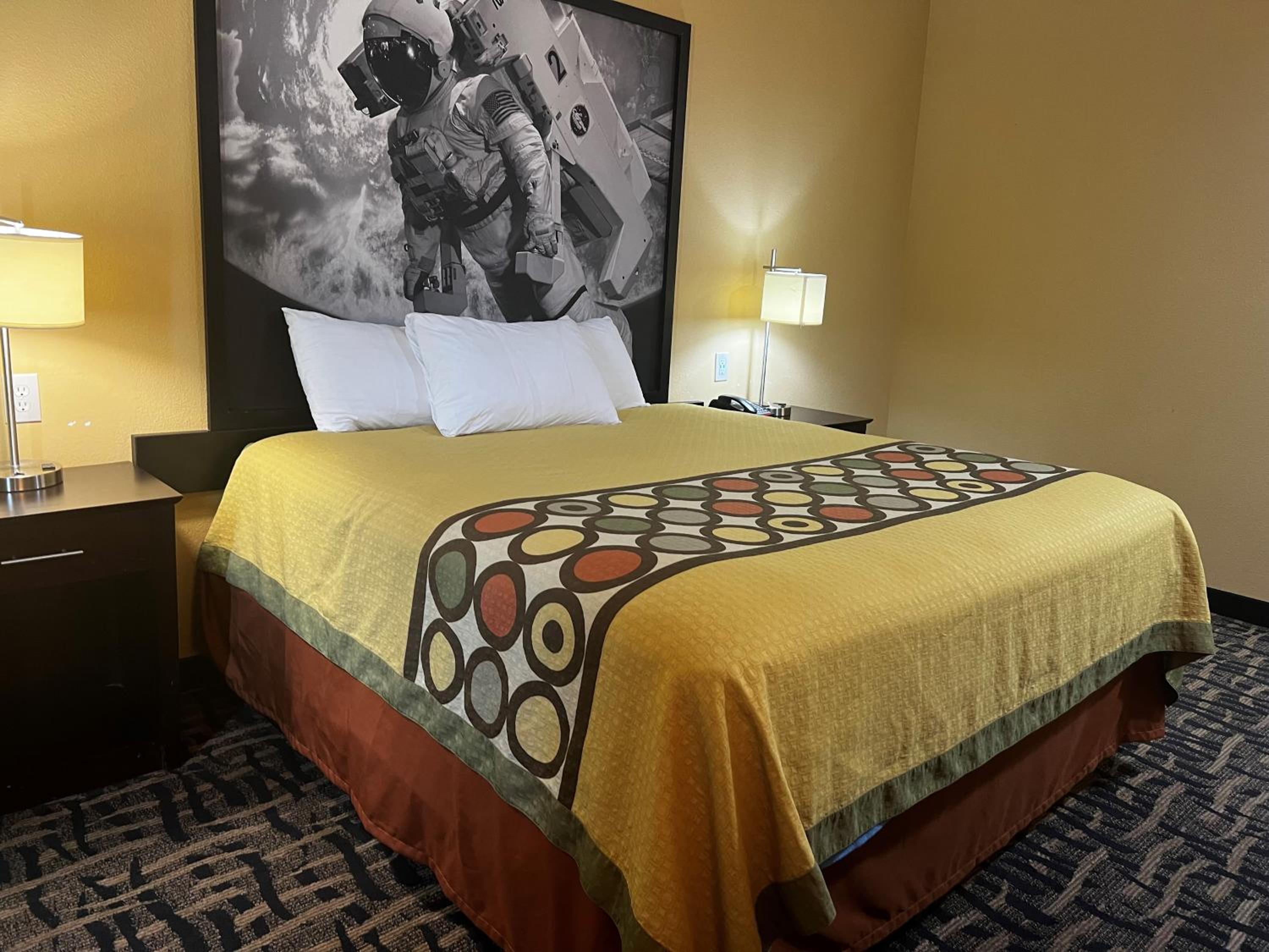 King Room with Bath Tub - Mobility Accessible/Non-Smoking - Photo 4