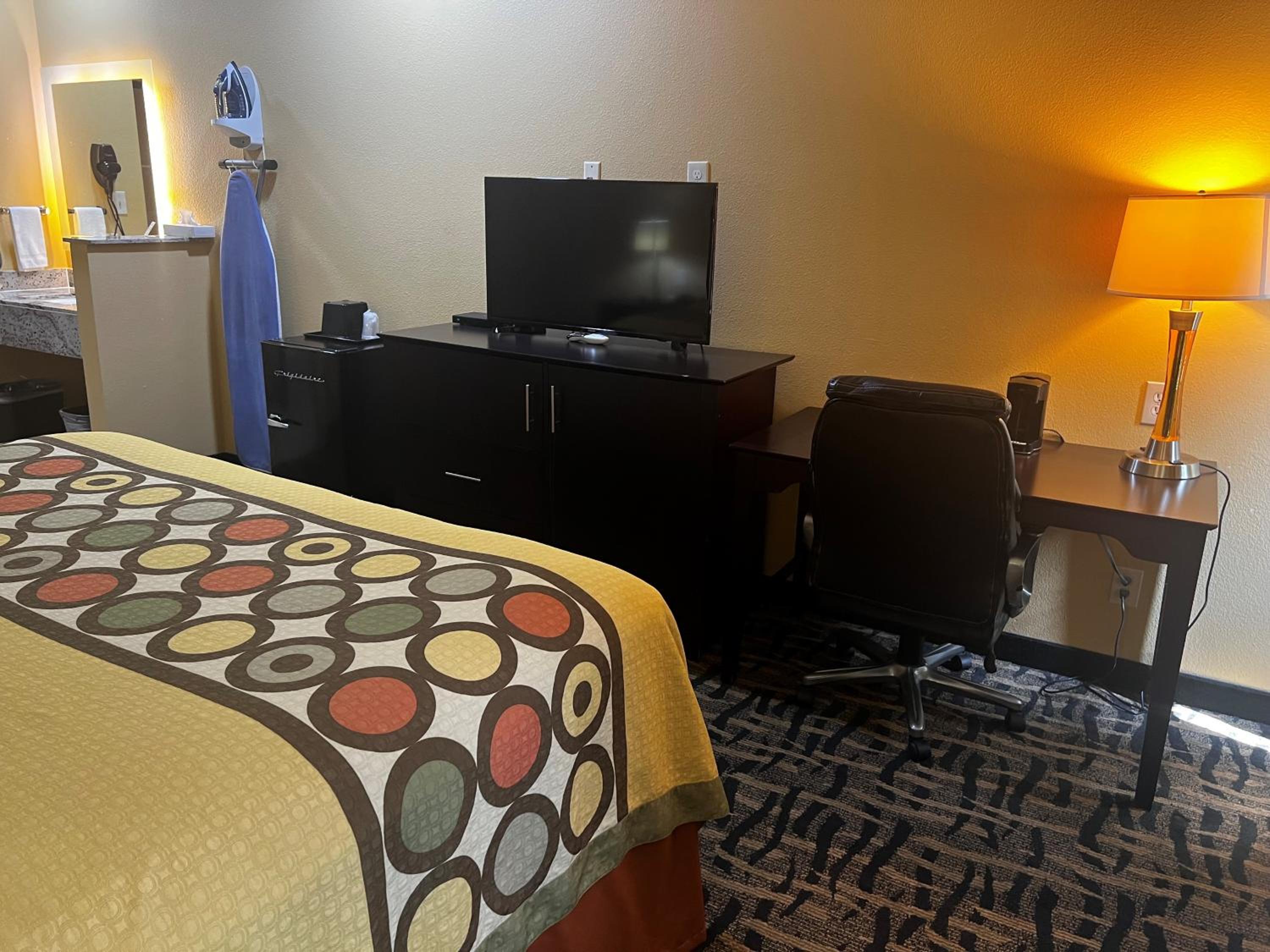 King Room with Bath Tub - Mobility Accessible/Non-Smoking - Photo 5