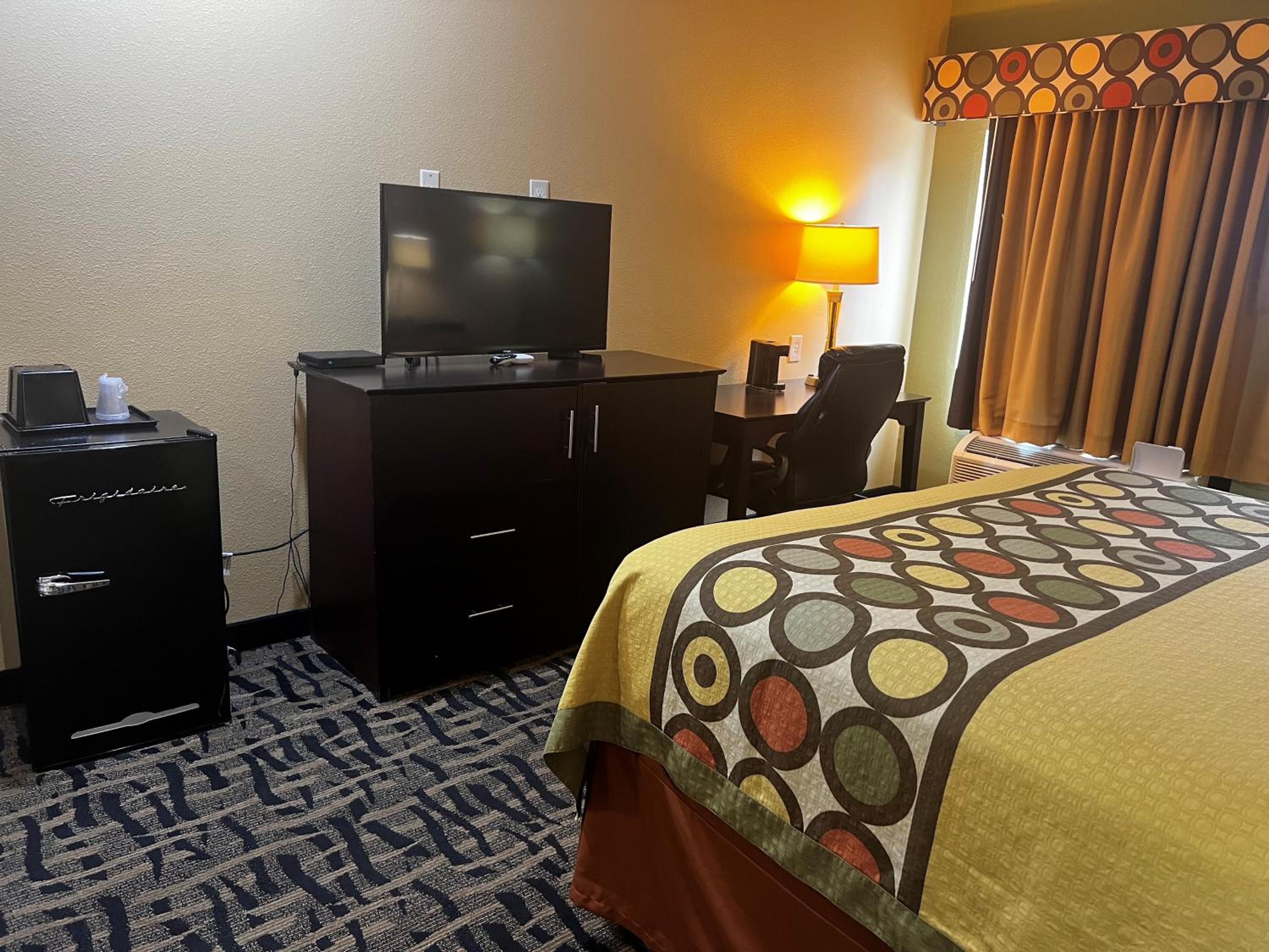 King Room with Bath Tub - Mobility Accessible/Non-Smoking - Photo 2