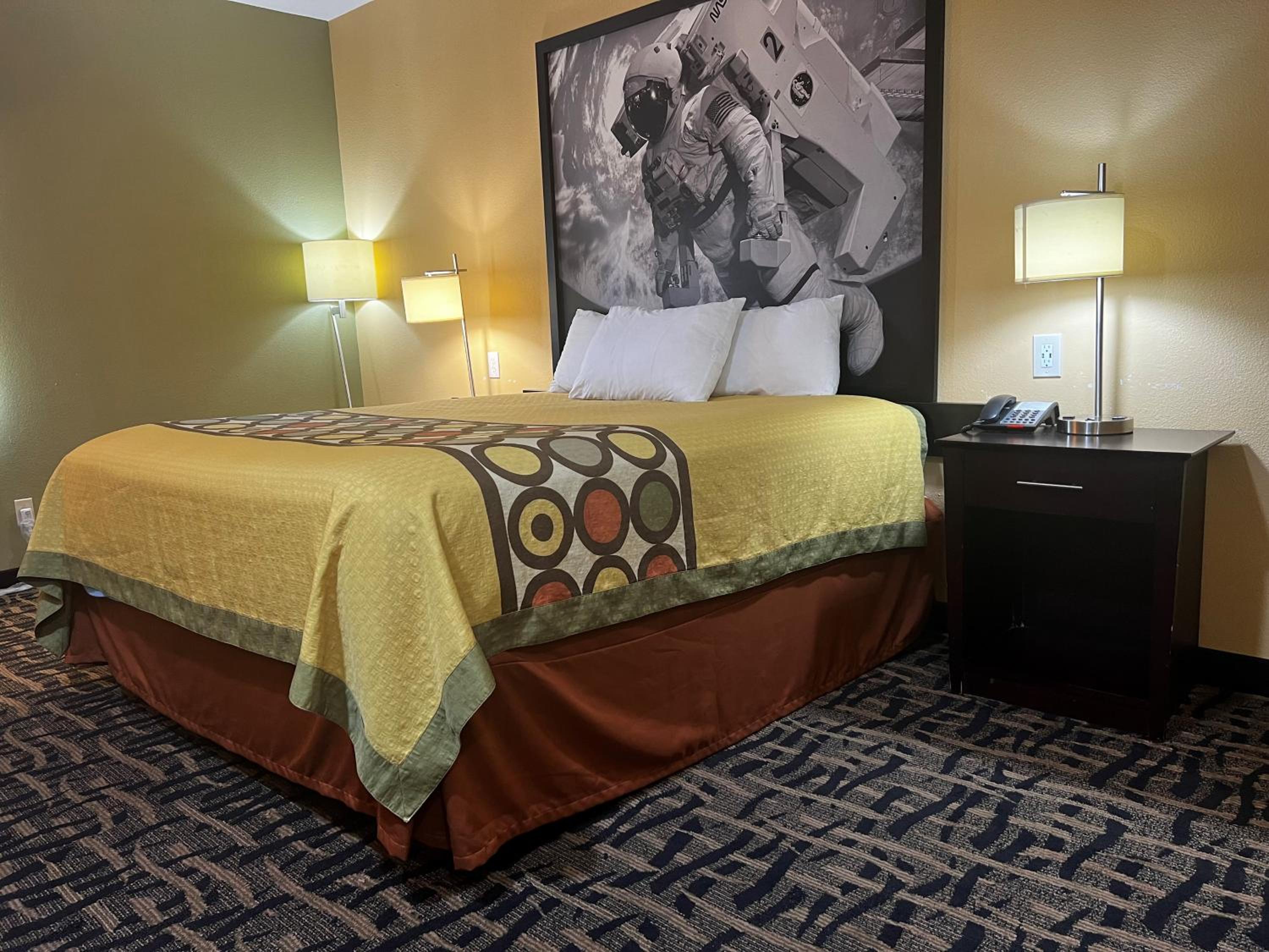 King Room with Bath Tub - Mobility Accessible/Non-Smoking - Photo 8