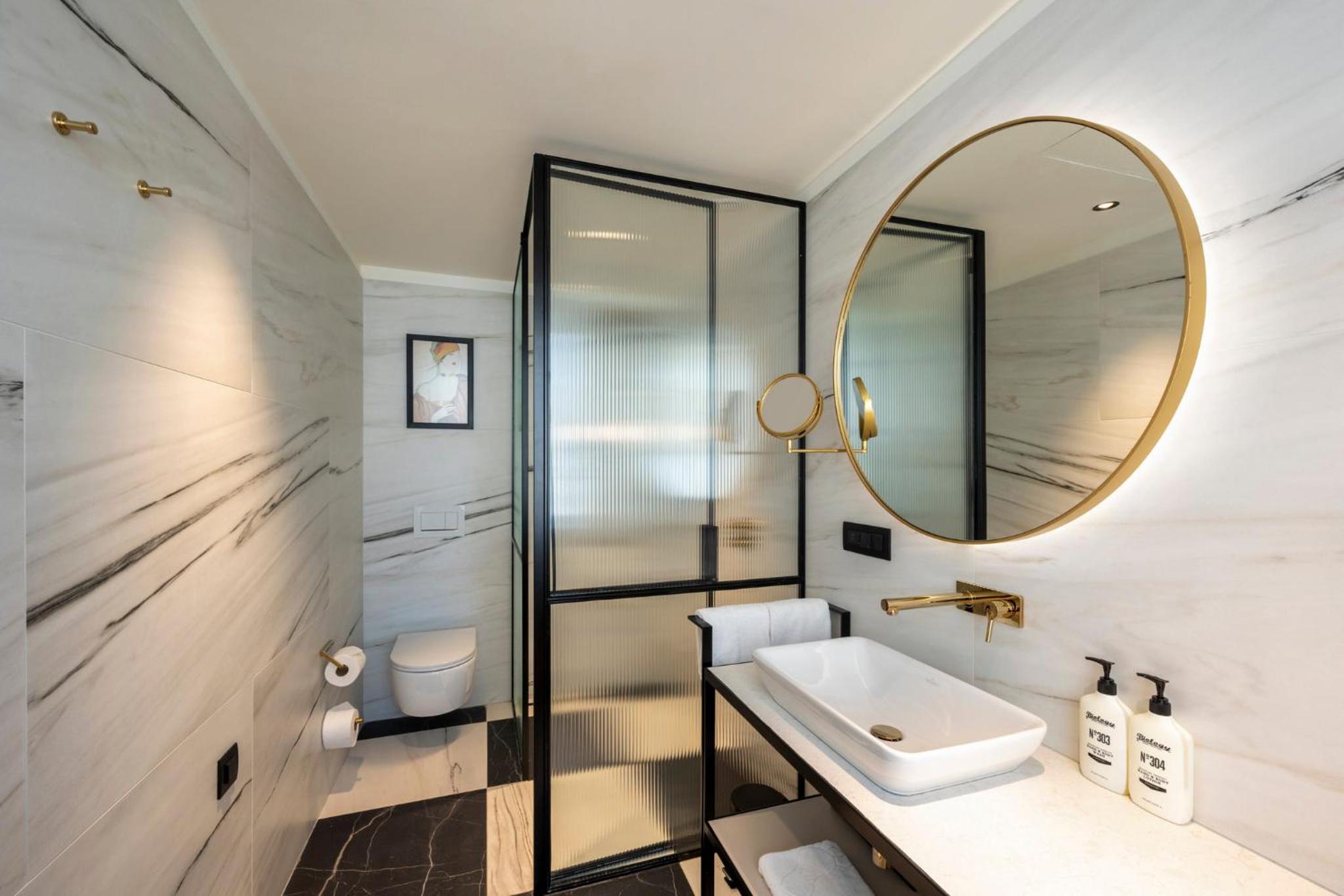 Premium Queen Room with Stocked Mini-bar - Photo 3