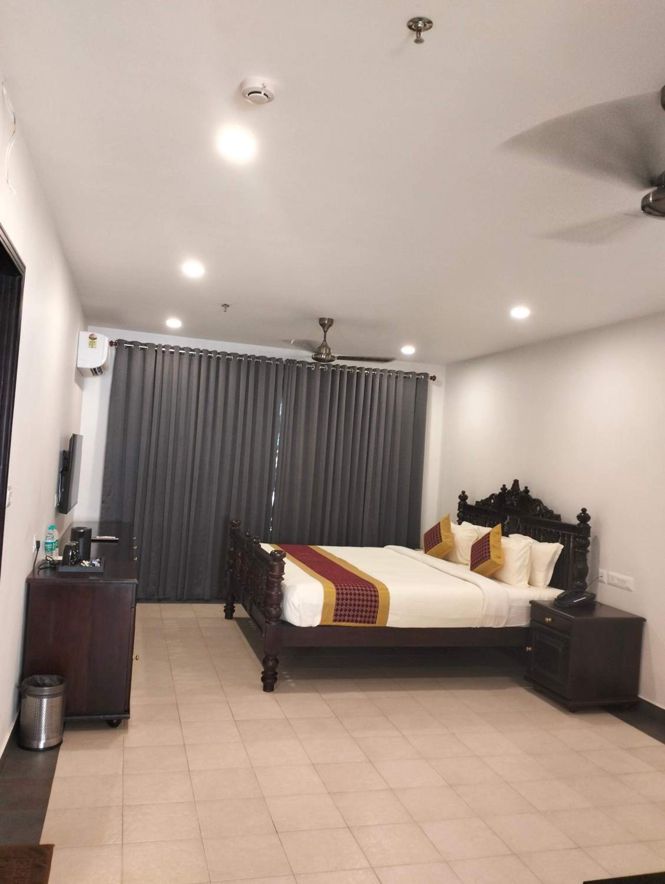 Deluxe Double Room with Balcony photo 3