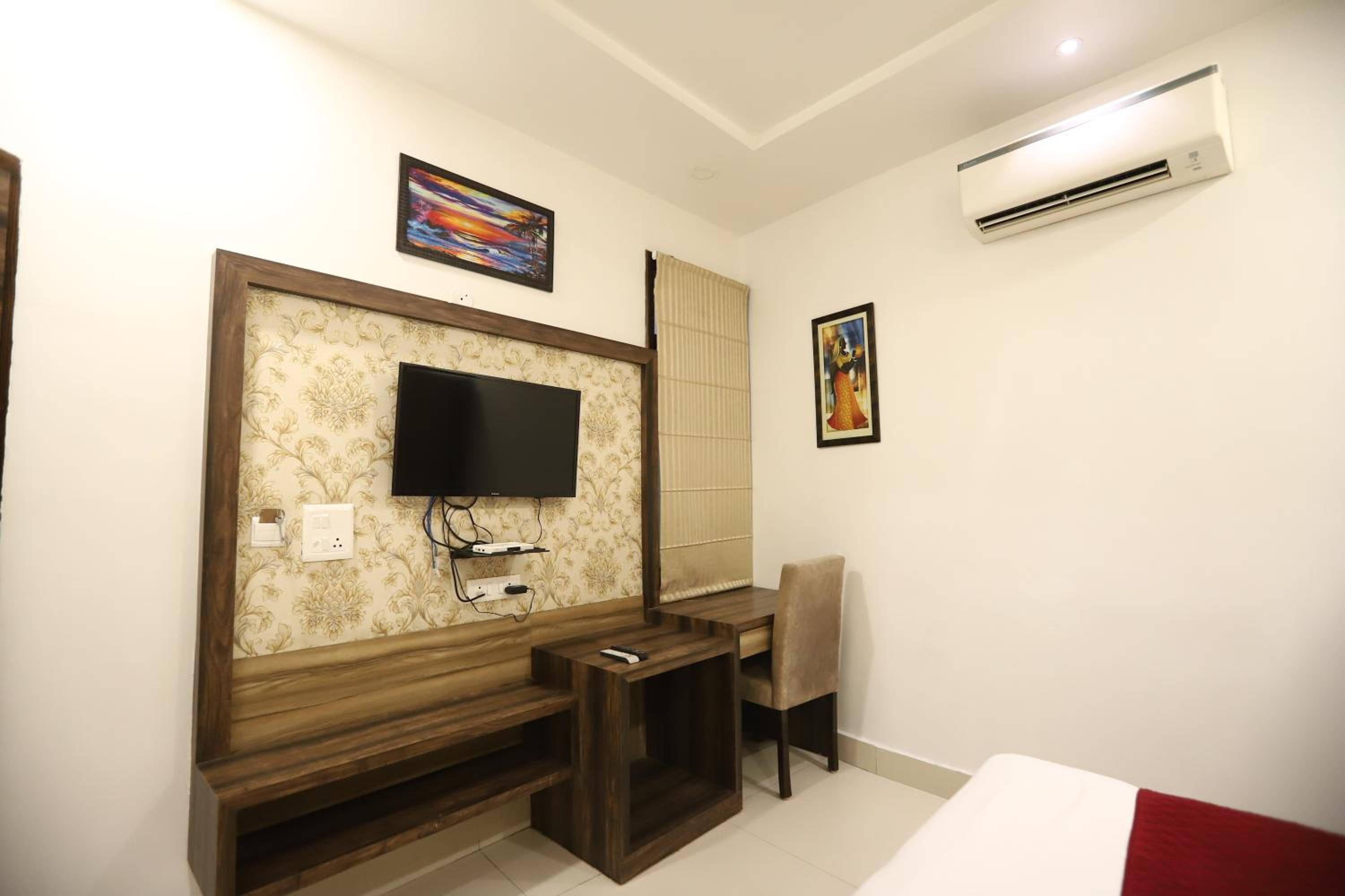 Standard King Room - Photo 10