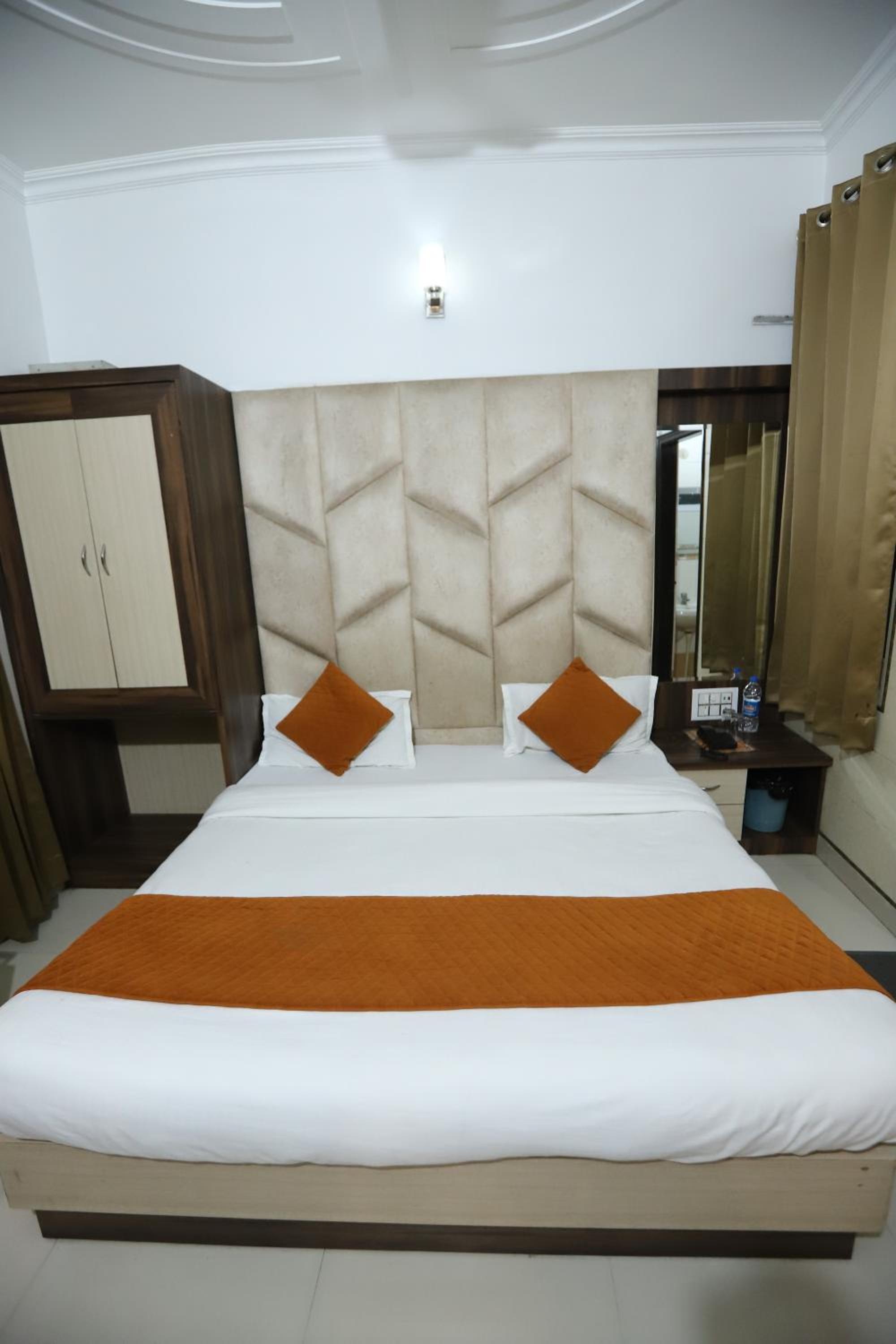 Deluxe King Room - Photo 2