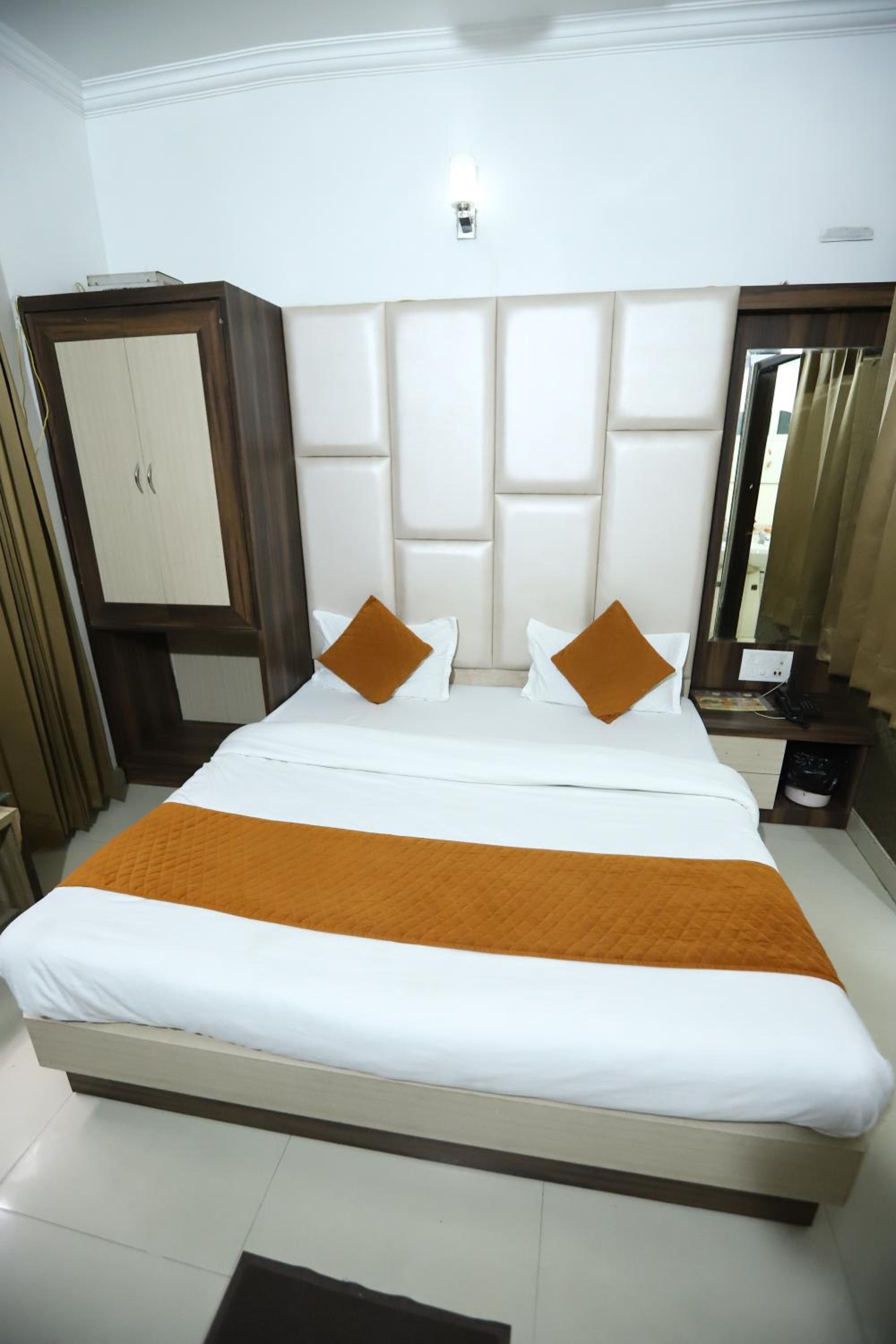 Deluxe King Room - Photo 3