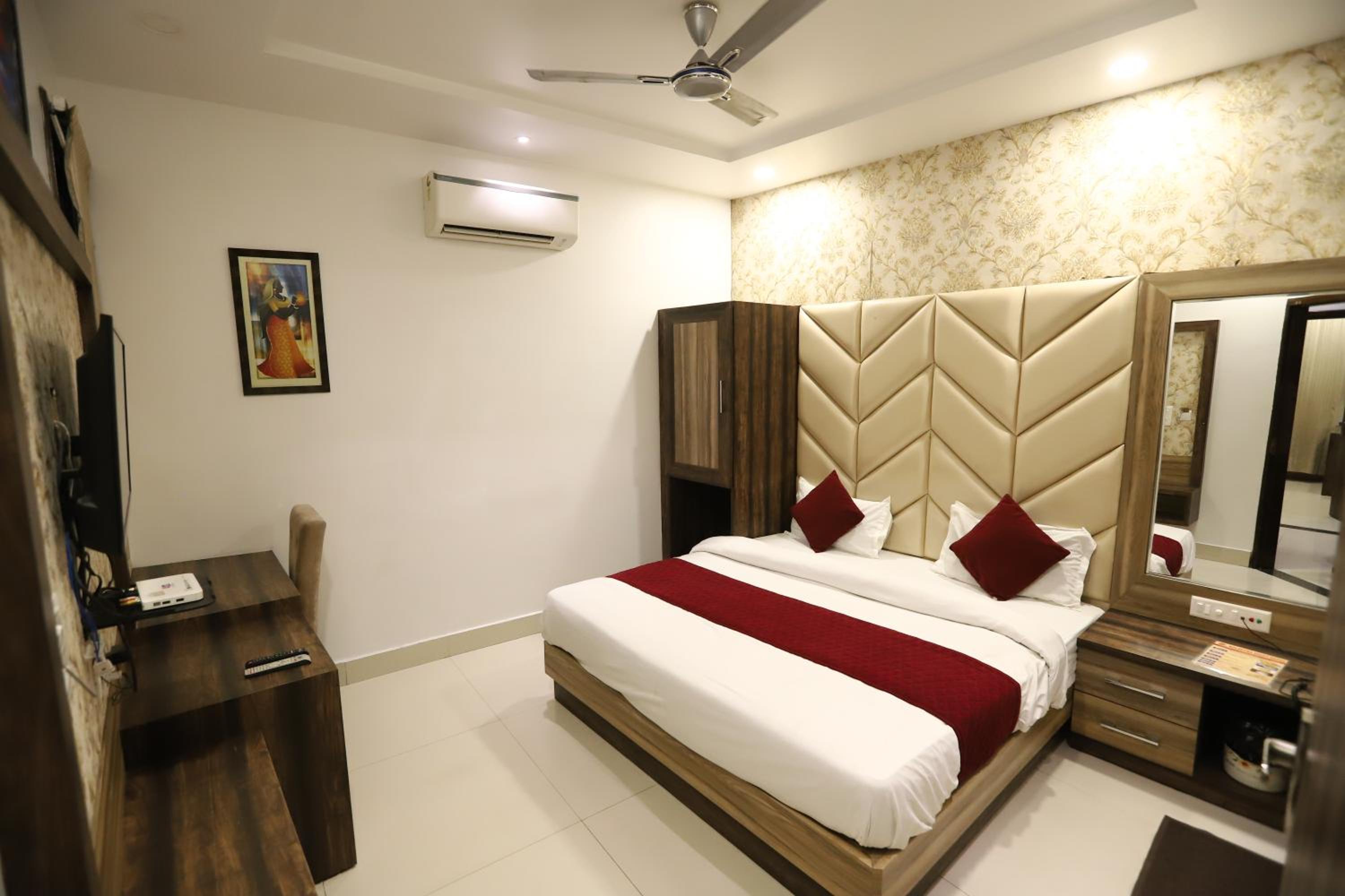 Standard King Room - Photo 13