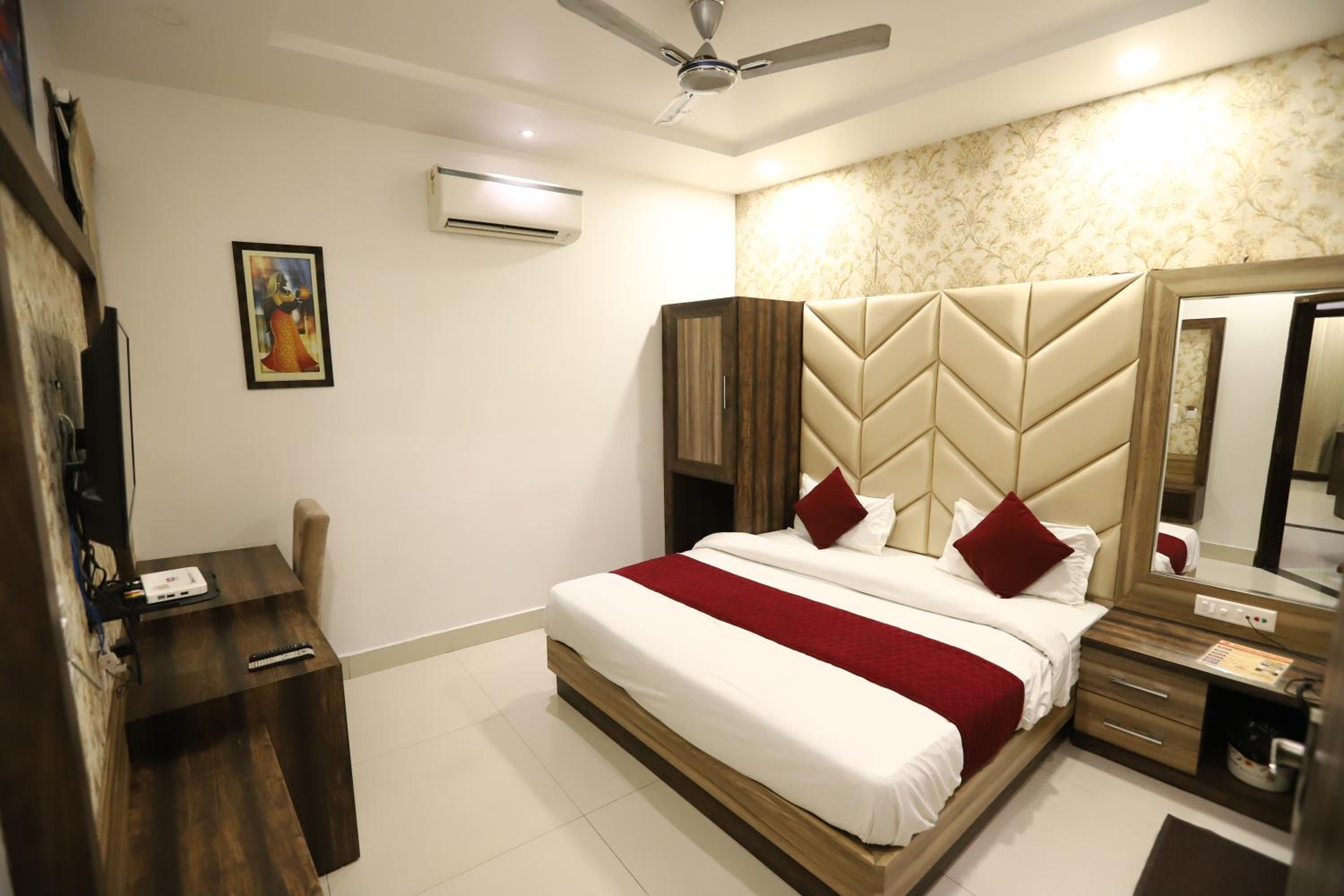 Standard King Room - Photo 22