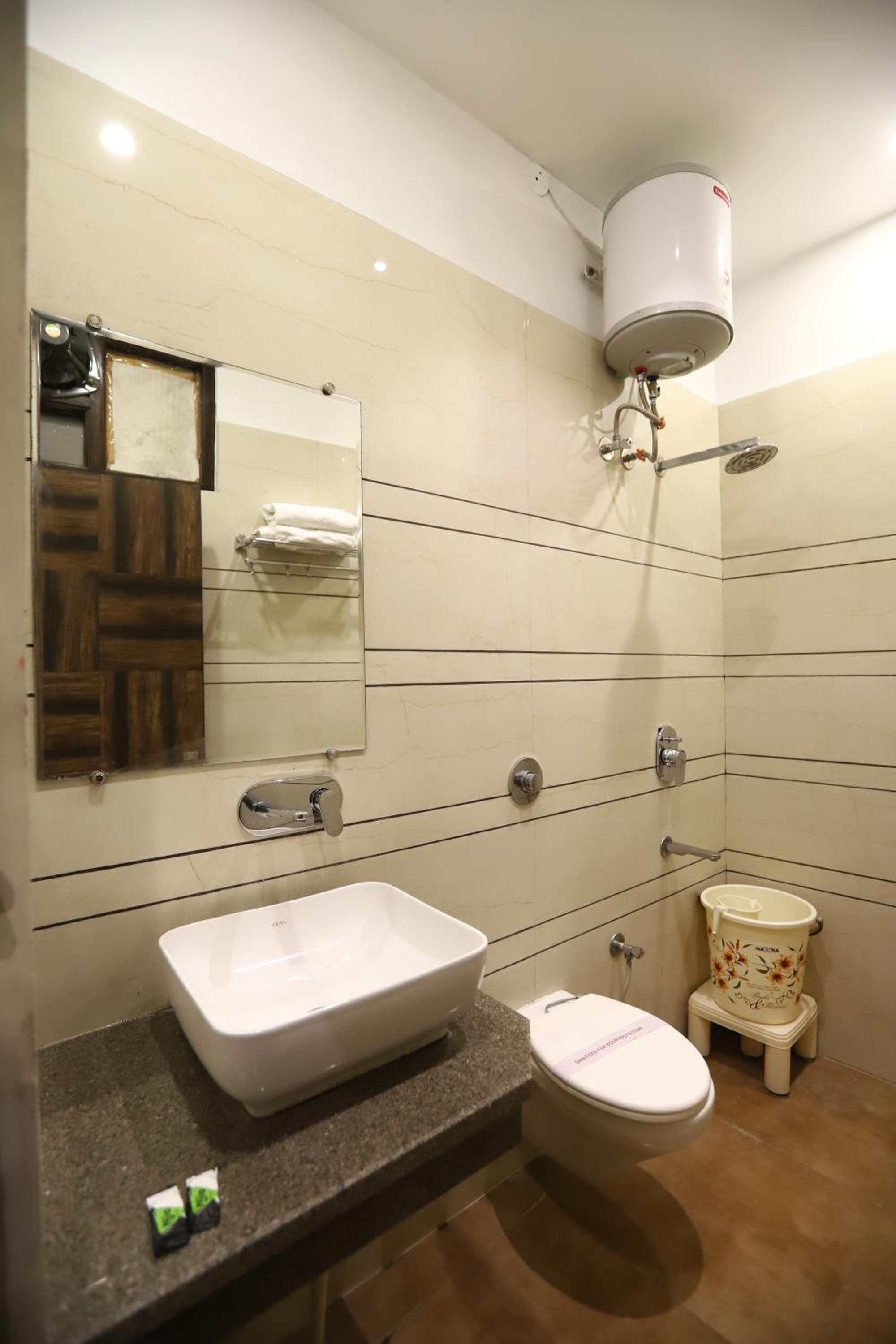 Standard King Room - Photo 12