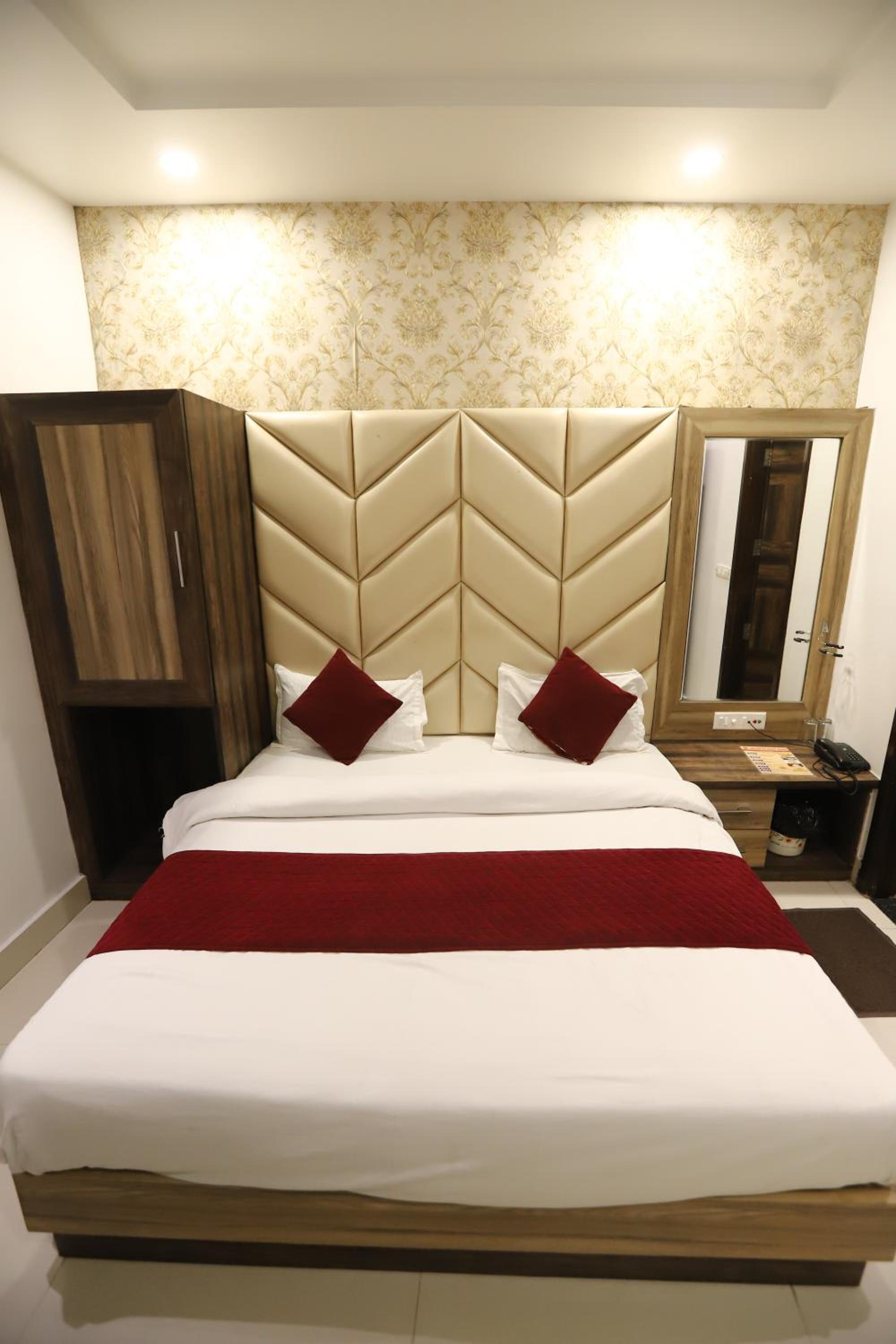Standard King Room - Photo 11