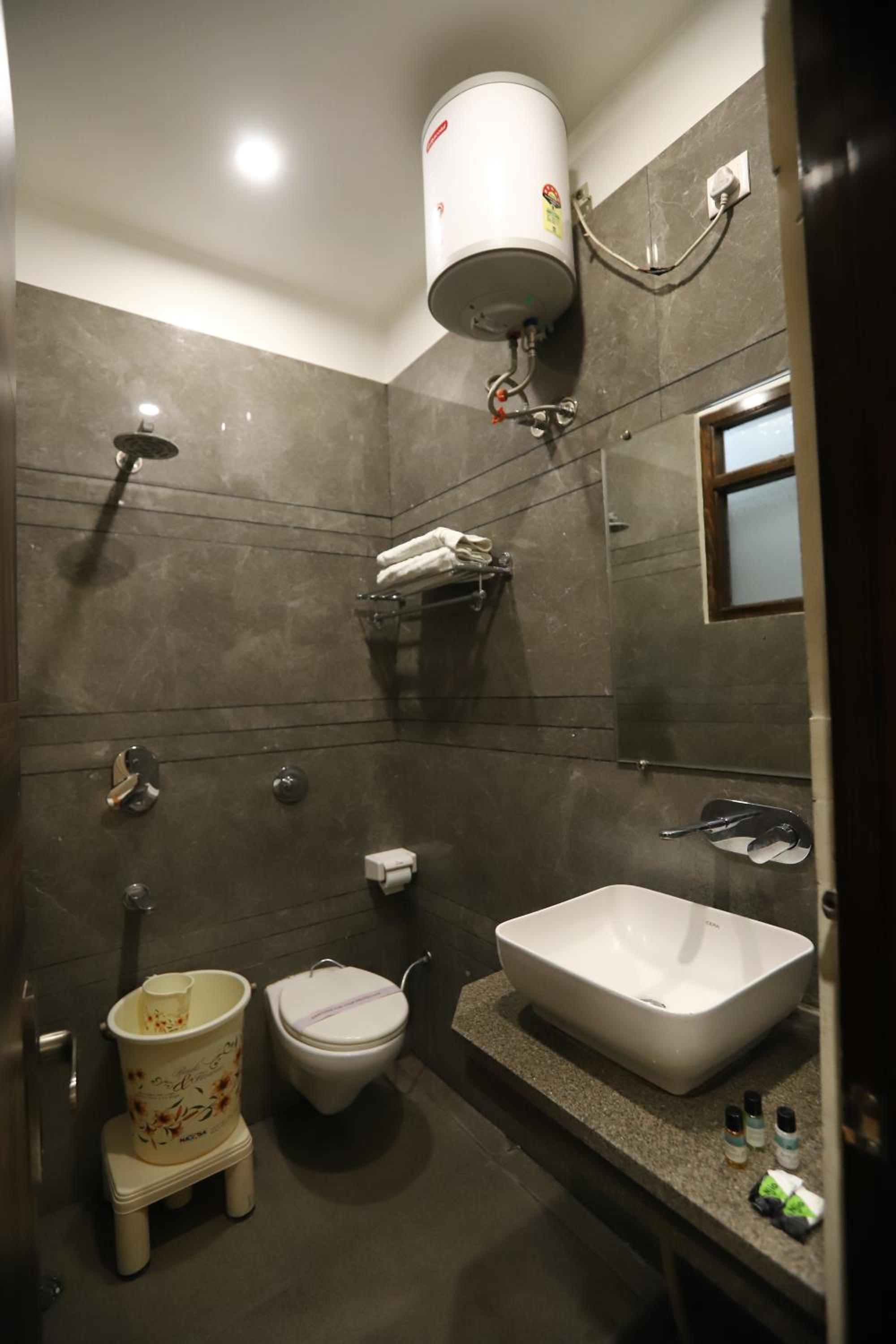 Standard King Room - Photo 16