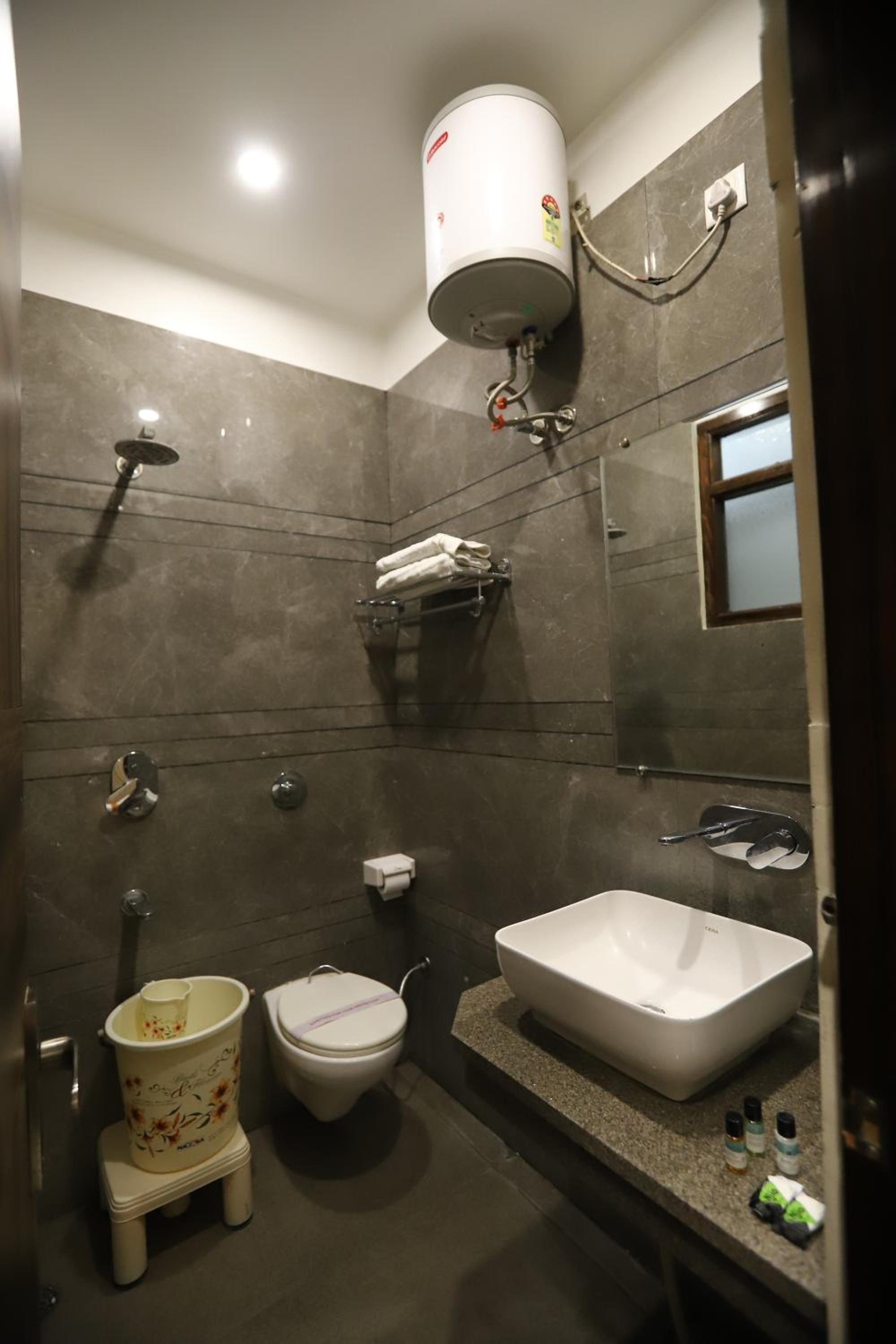 Standard King Room - Photo 19