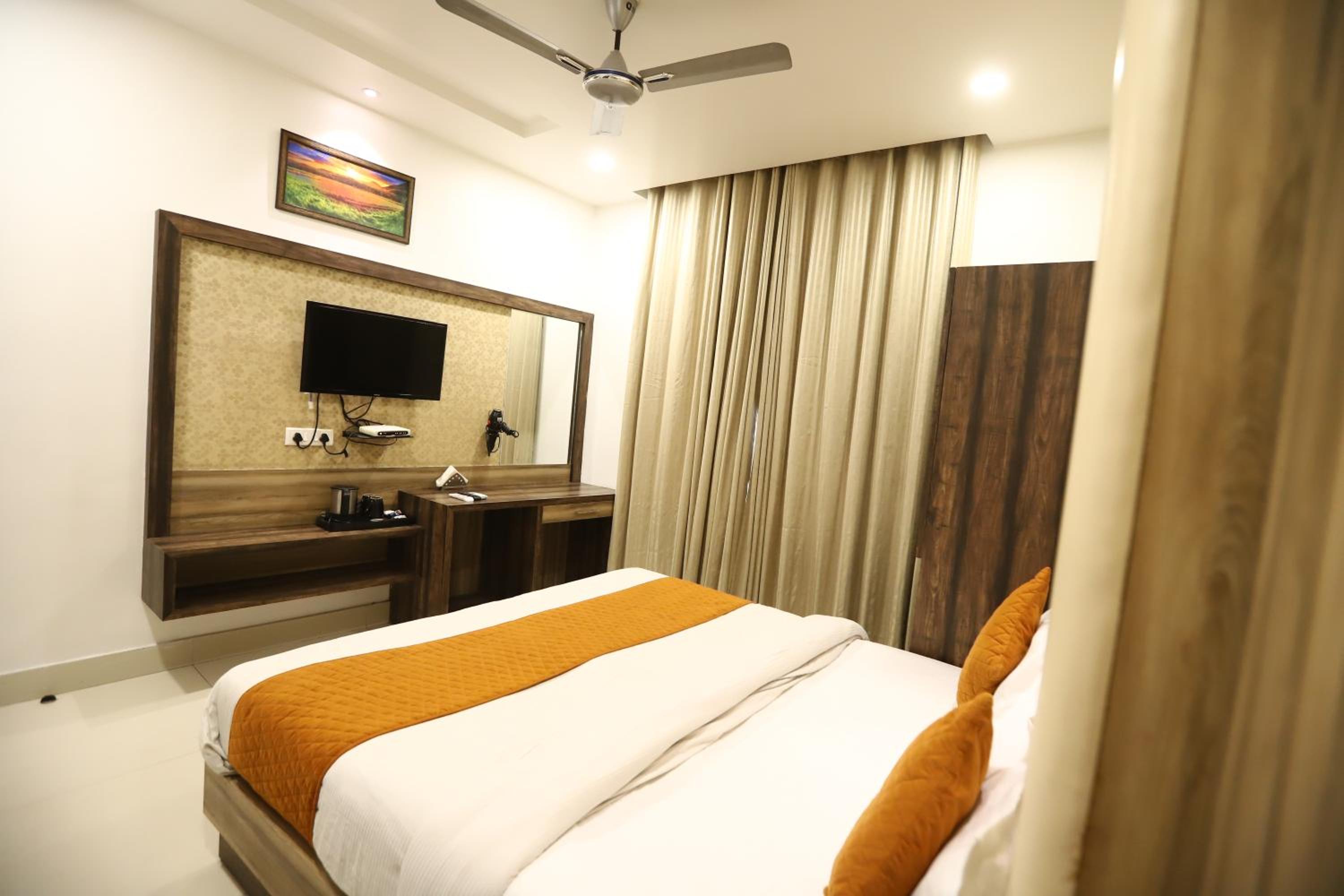 Standard King Room - Photo 21