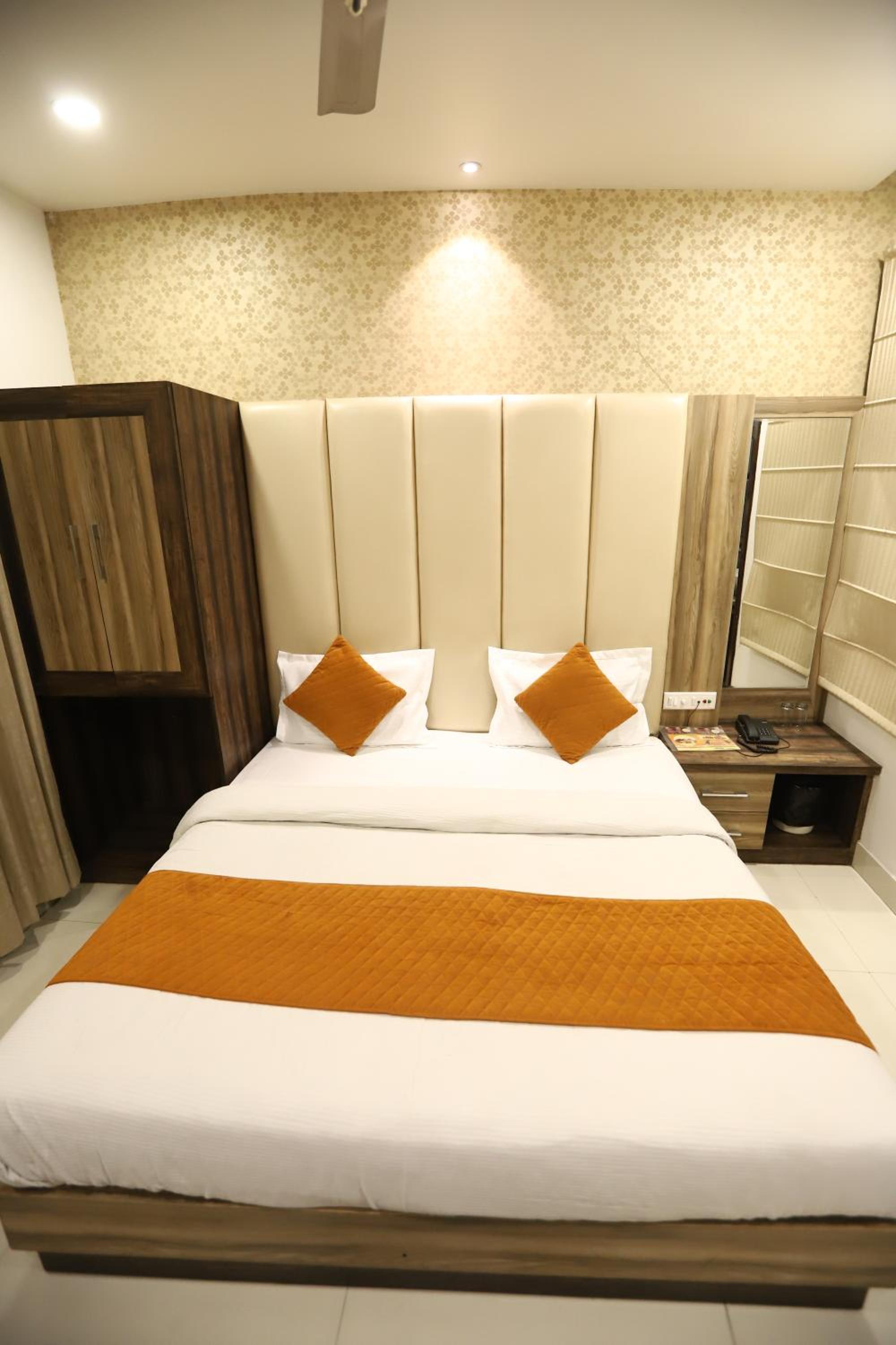 Standard King Room - Photo 15