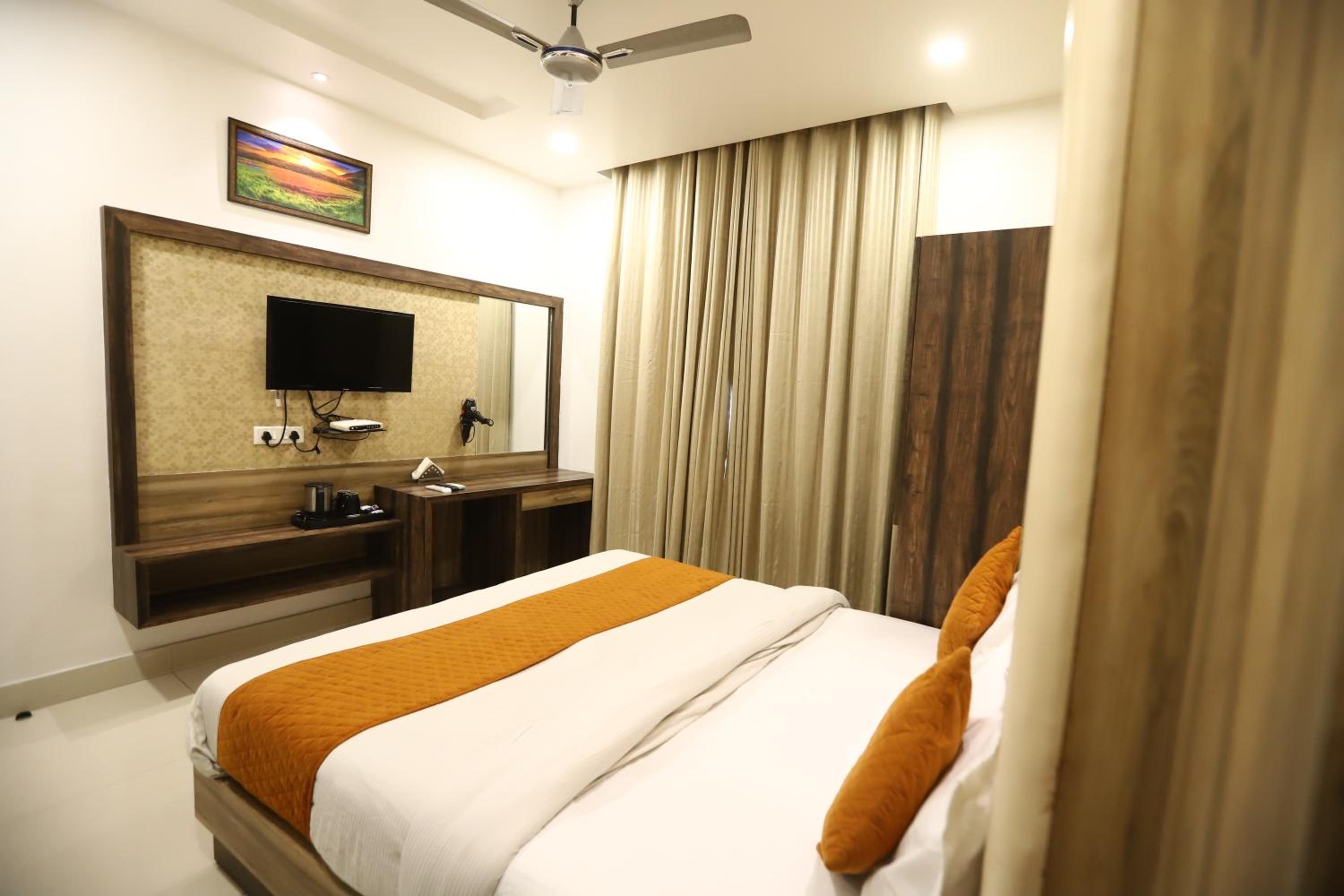 Standard King Room - Photo 20