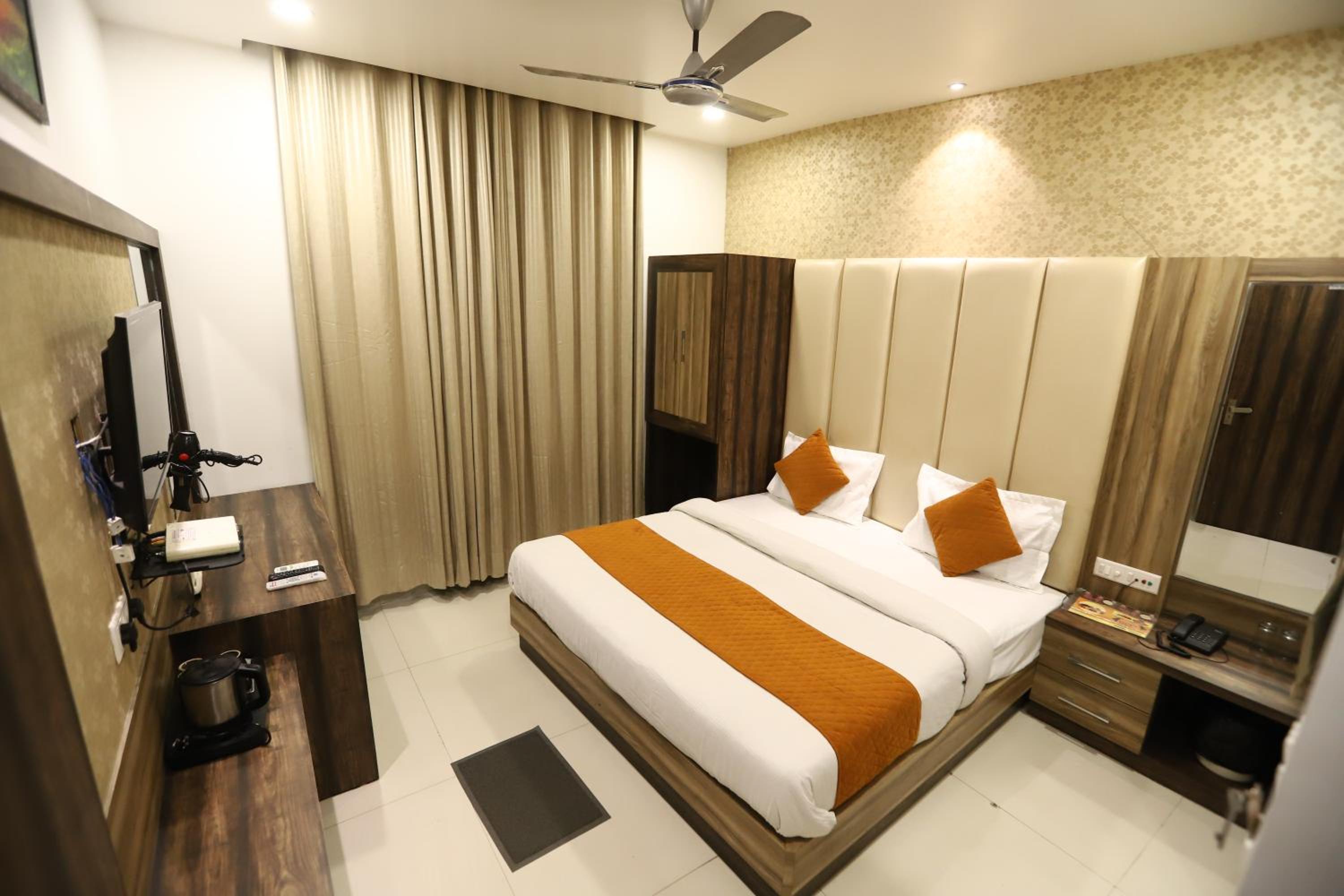 Standard King Room - Photo 17
