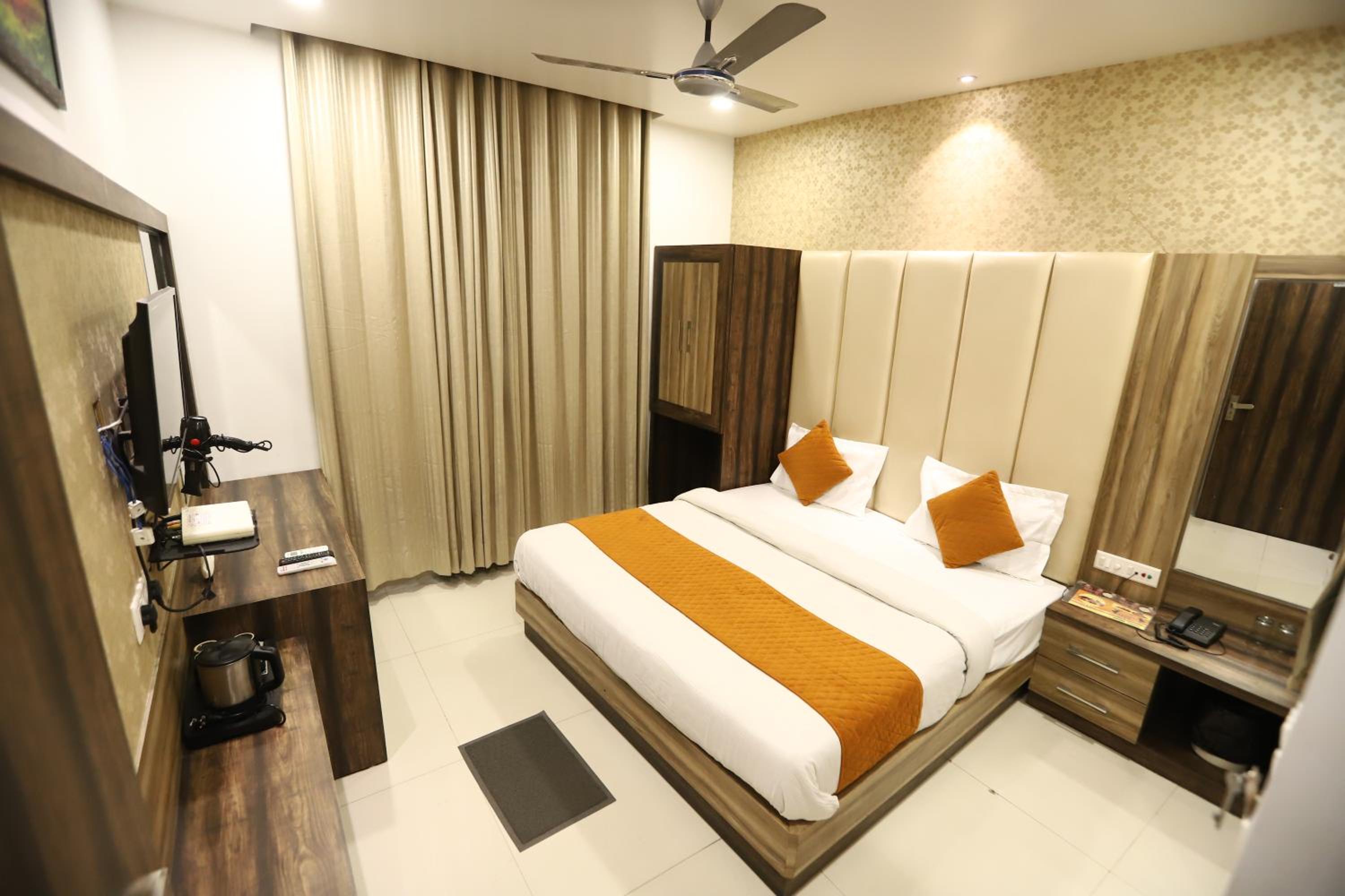 Standard King Room - Photo 18