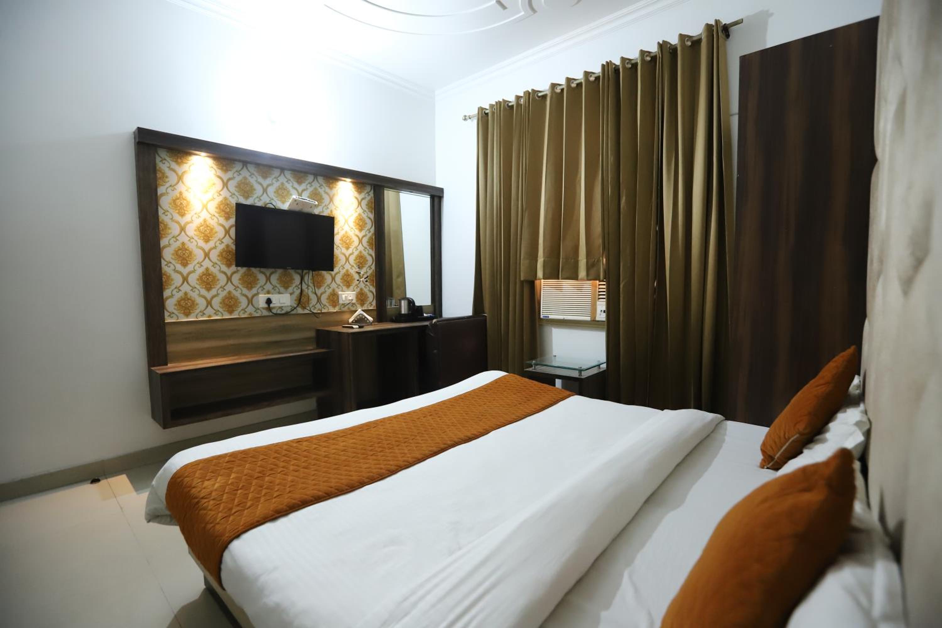 Deluxe King Room - Photo 9