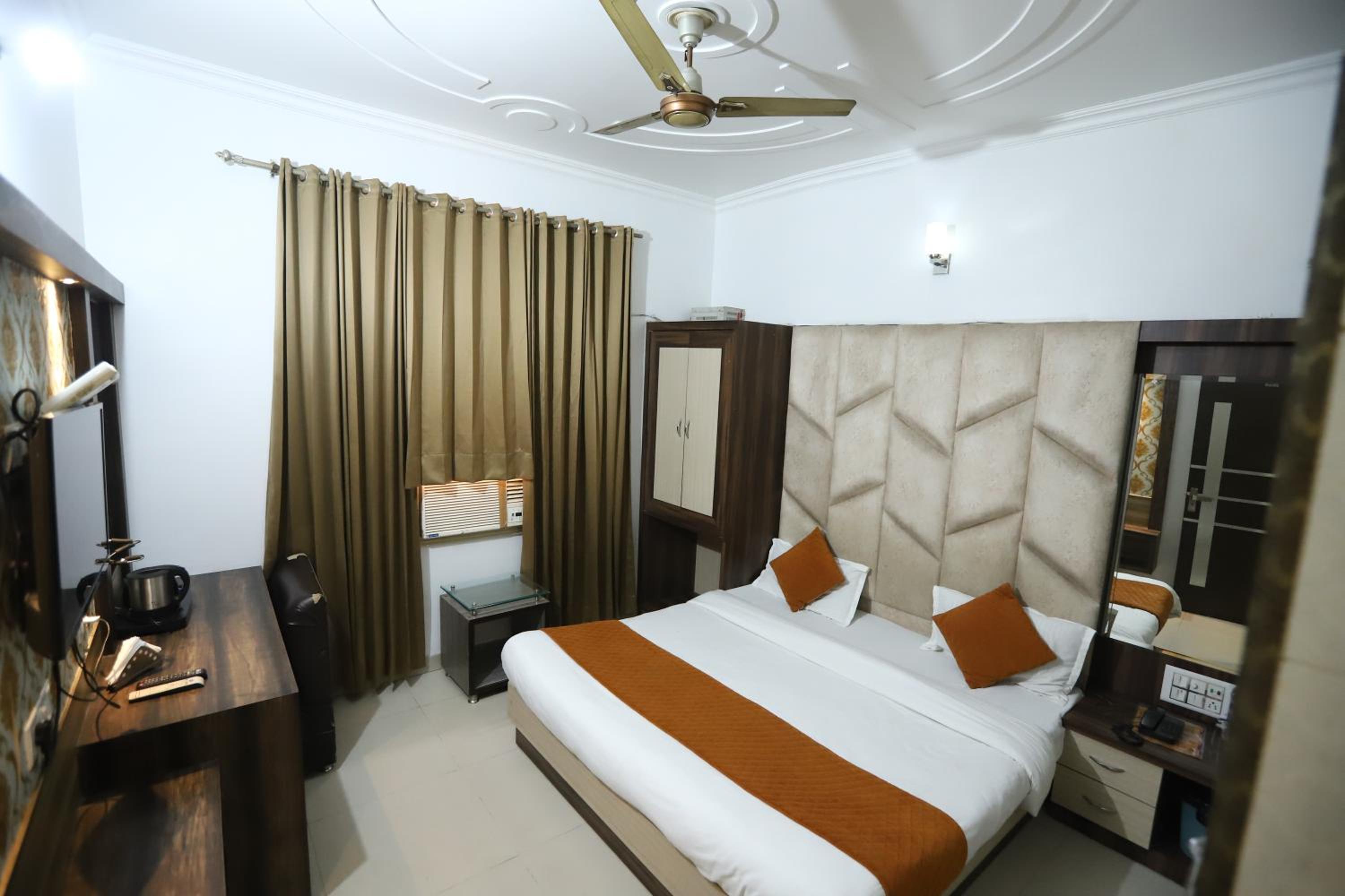 Deluxe King Room - Photo 5