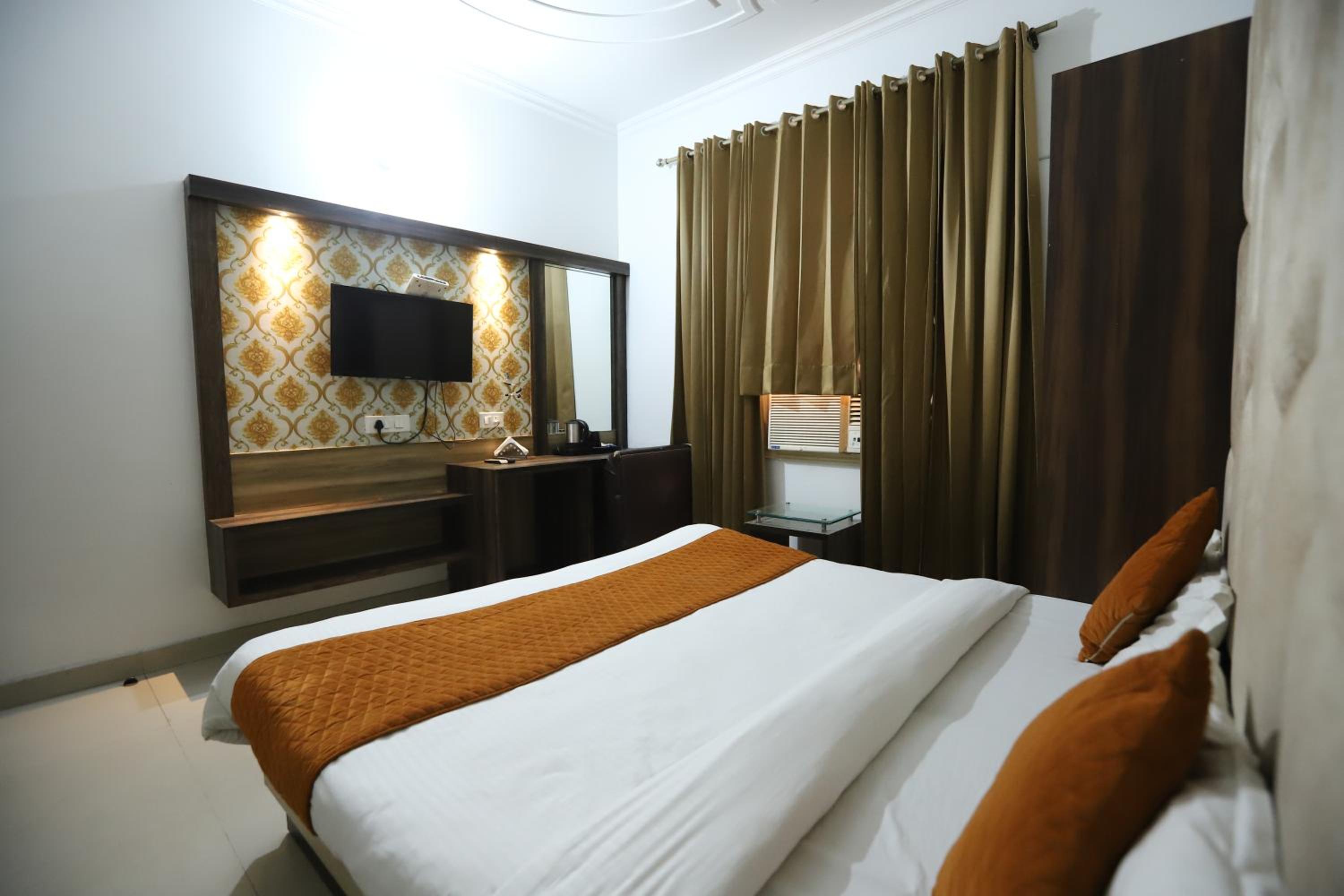 Deluxe King Room - Photo 32
