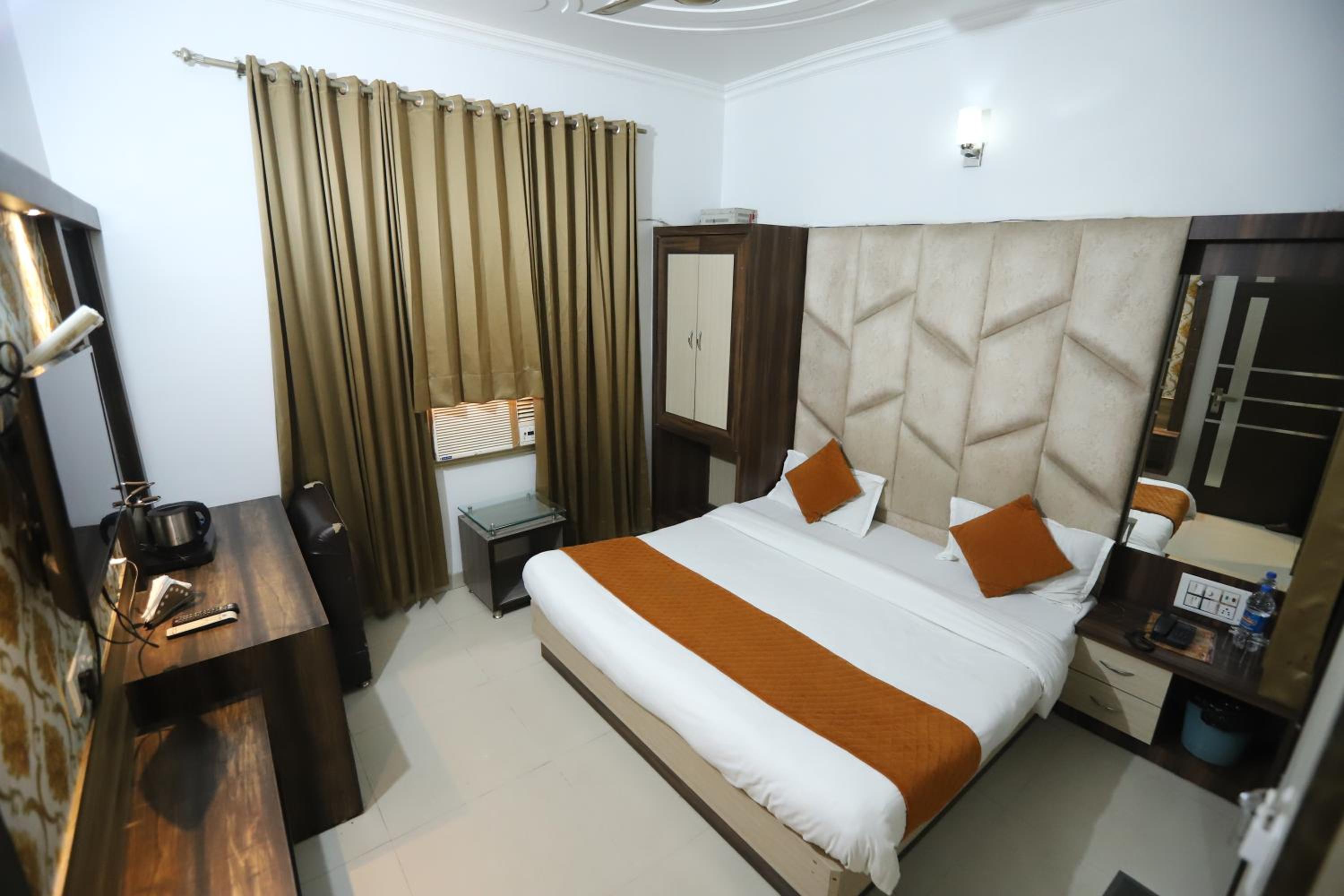Deluxe King Room - Photo 23