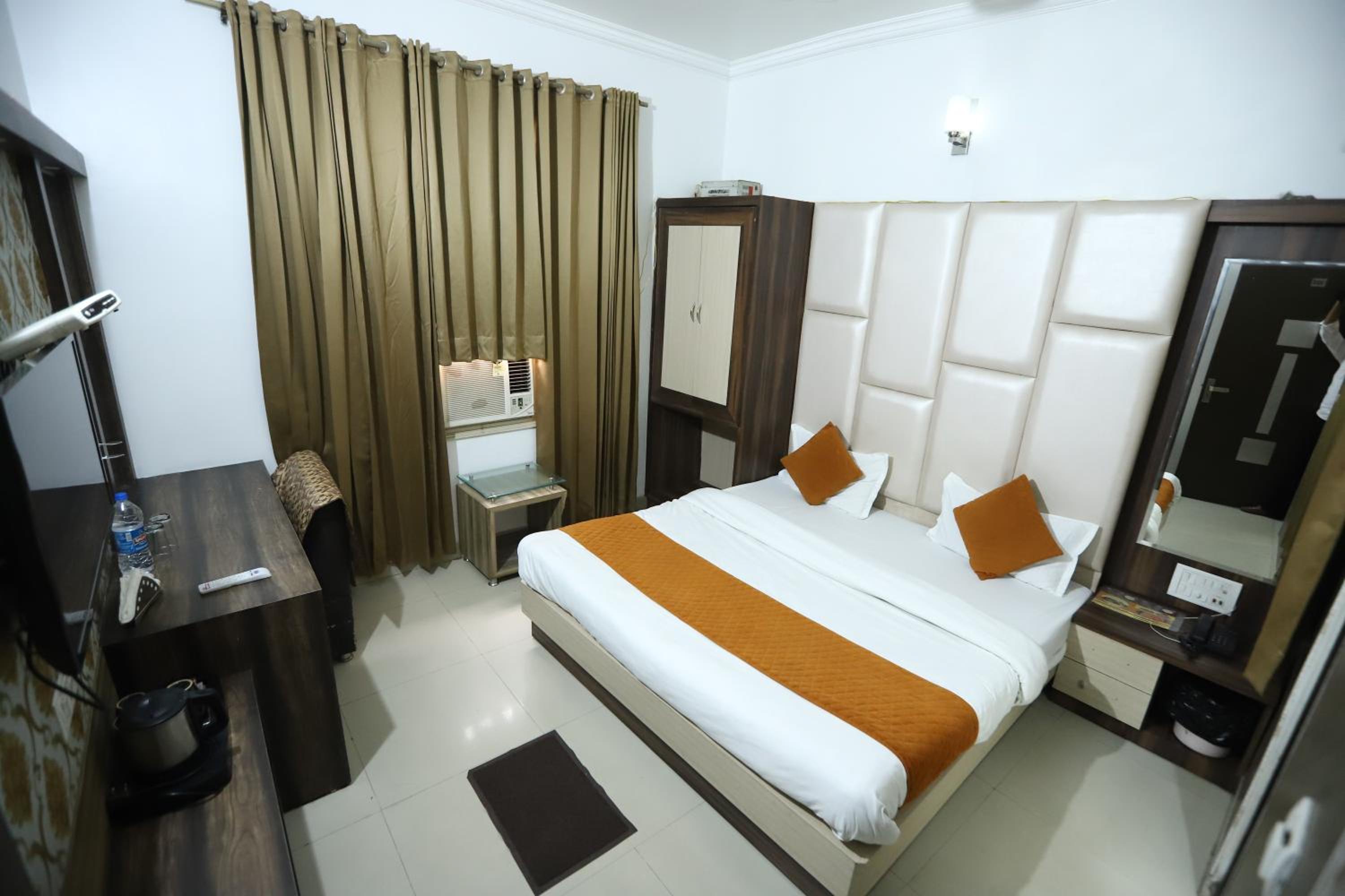 Deluxe King Room - Photo 30