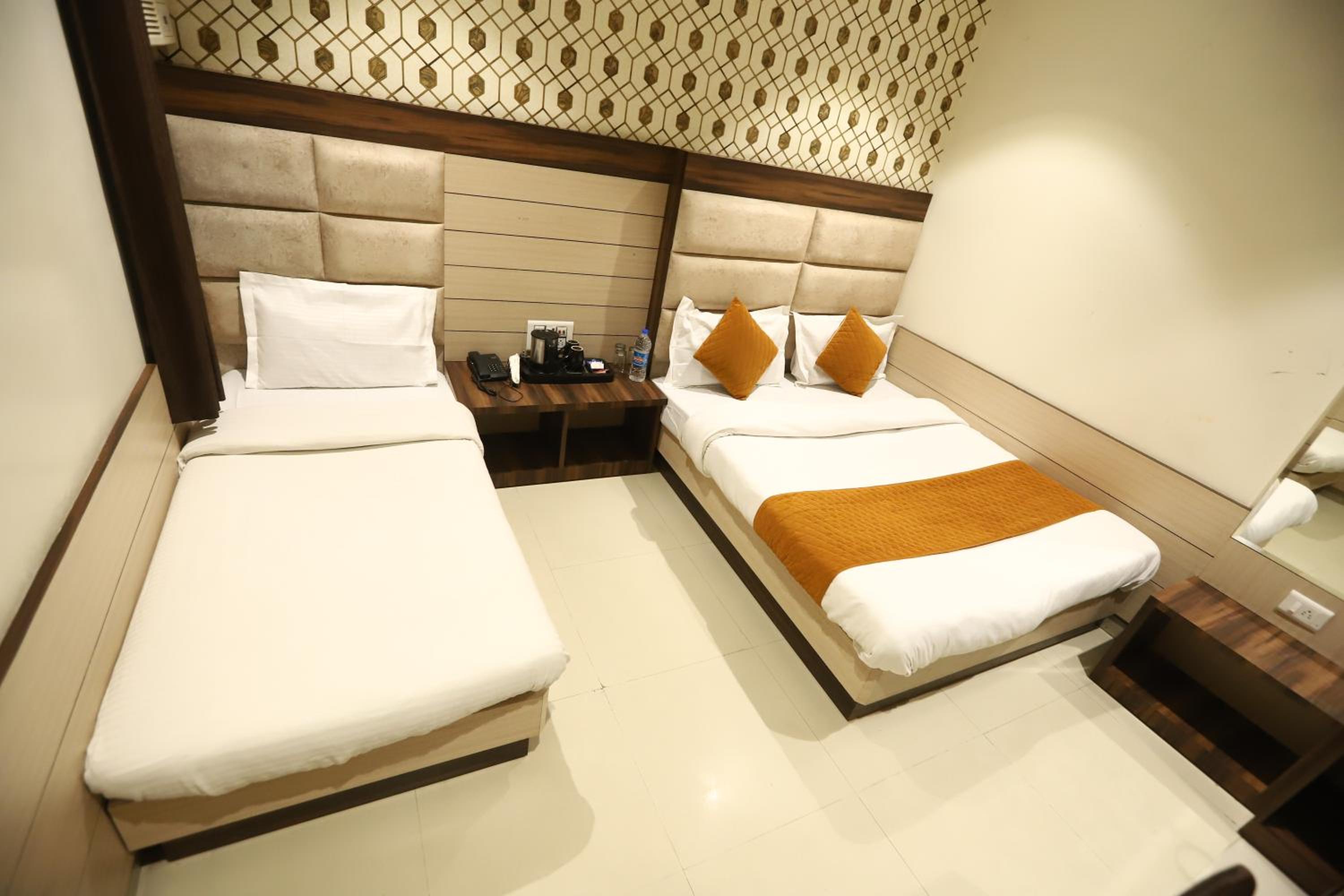 Deluxe Triple Room - Photo 13