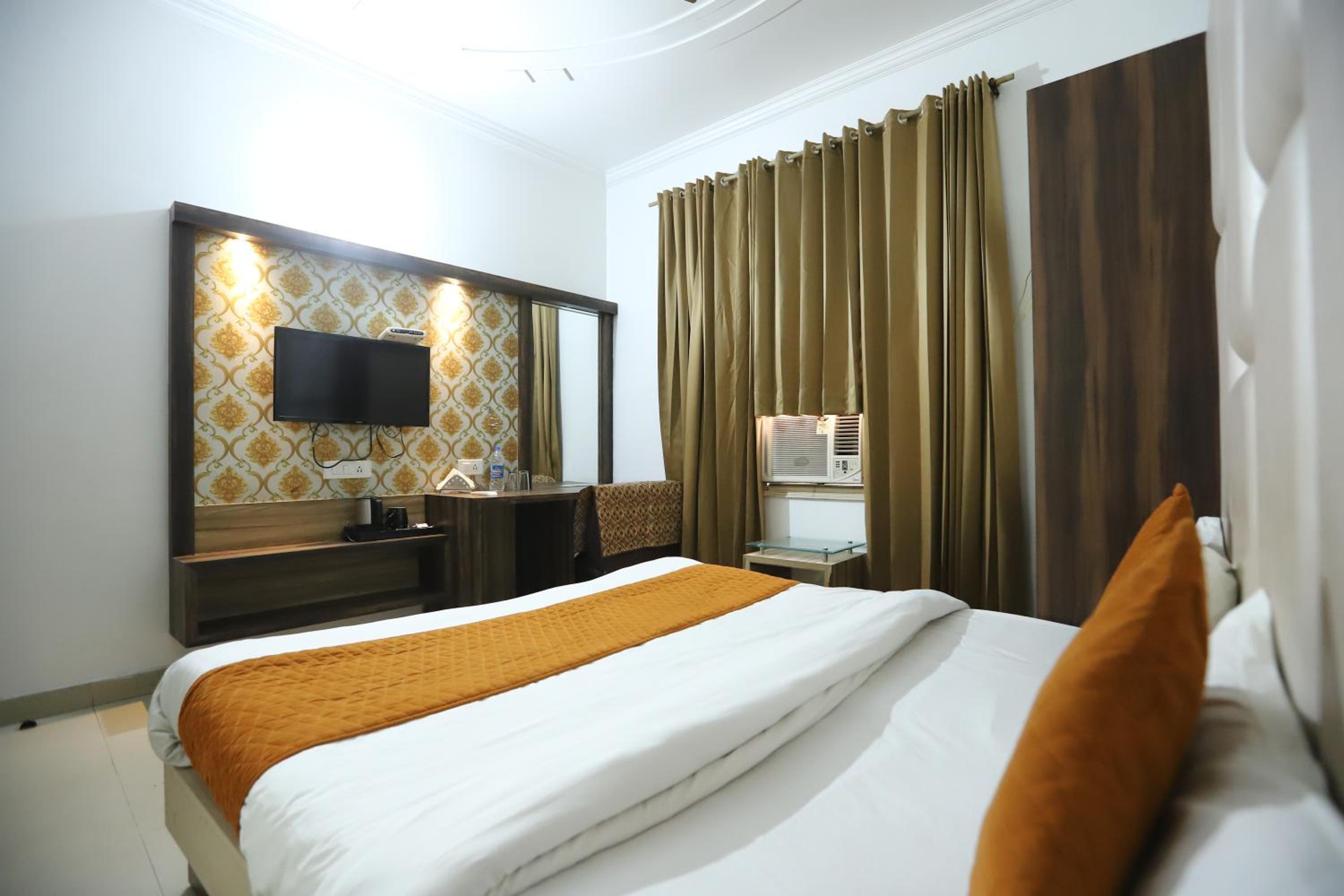 Deluxe King Room - Photo 29