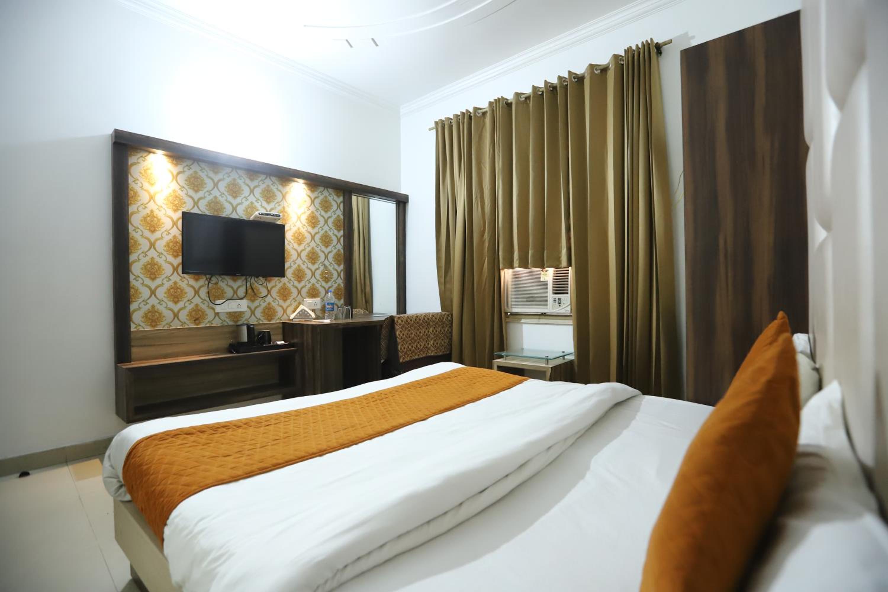 Deluxe King Room - Photo 31