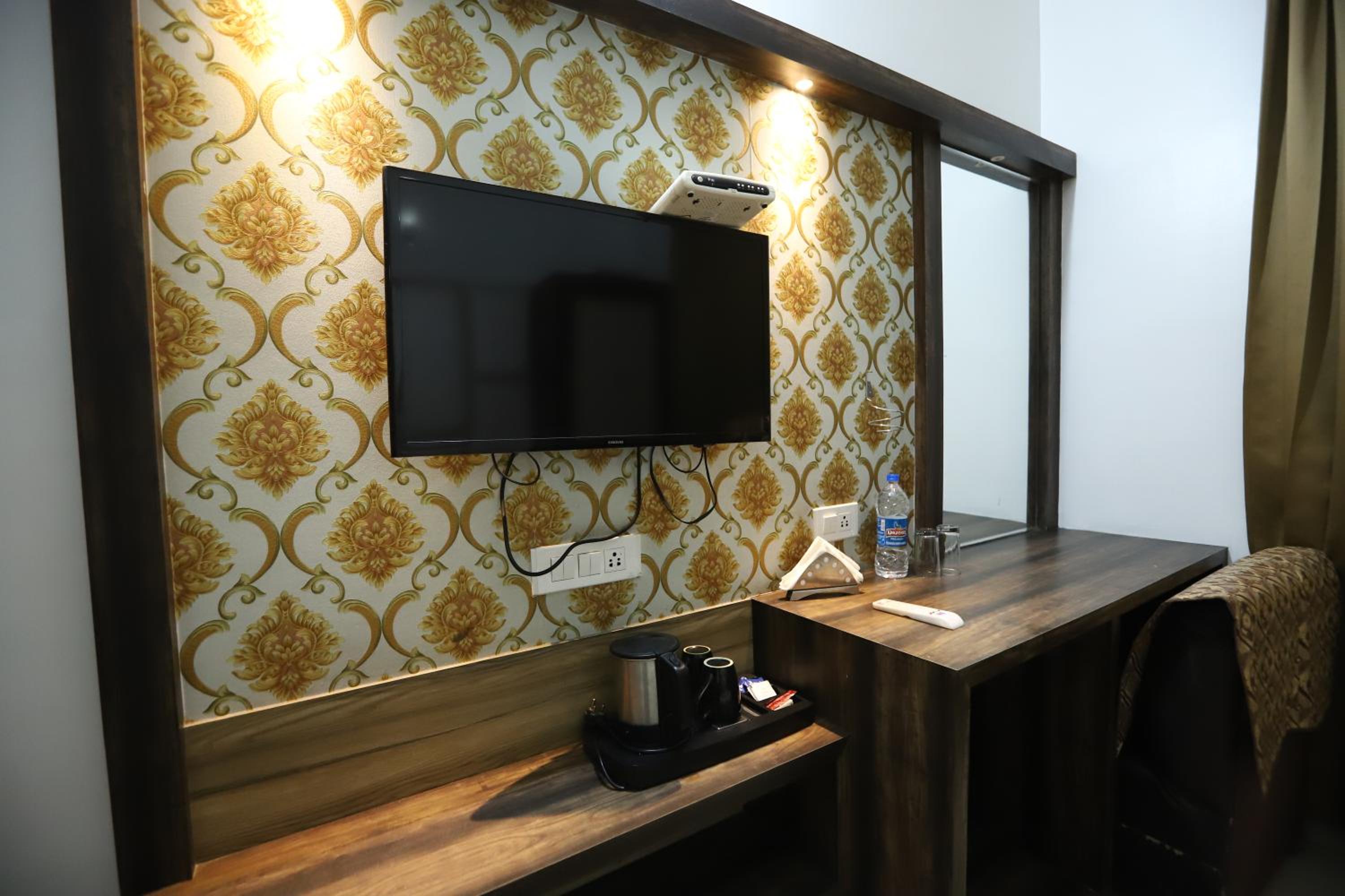 Deluxe King Room - Photo 33