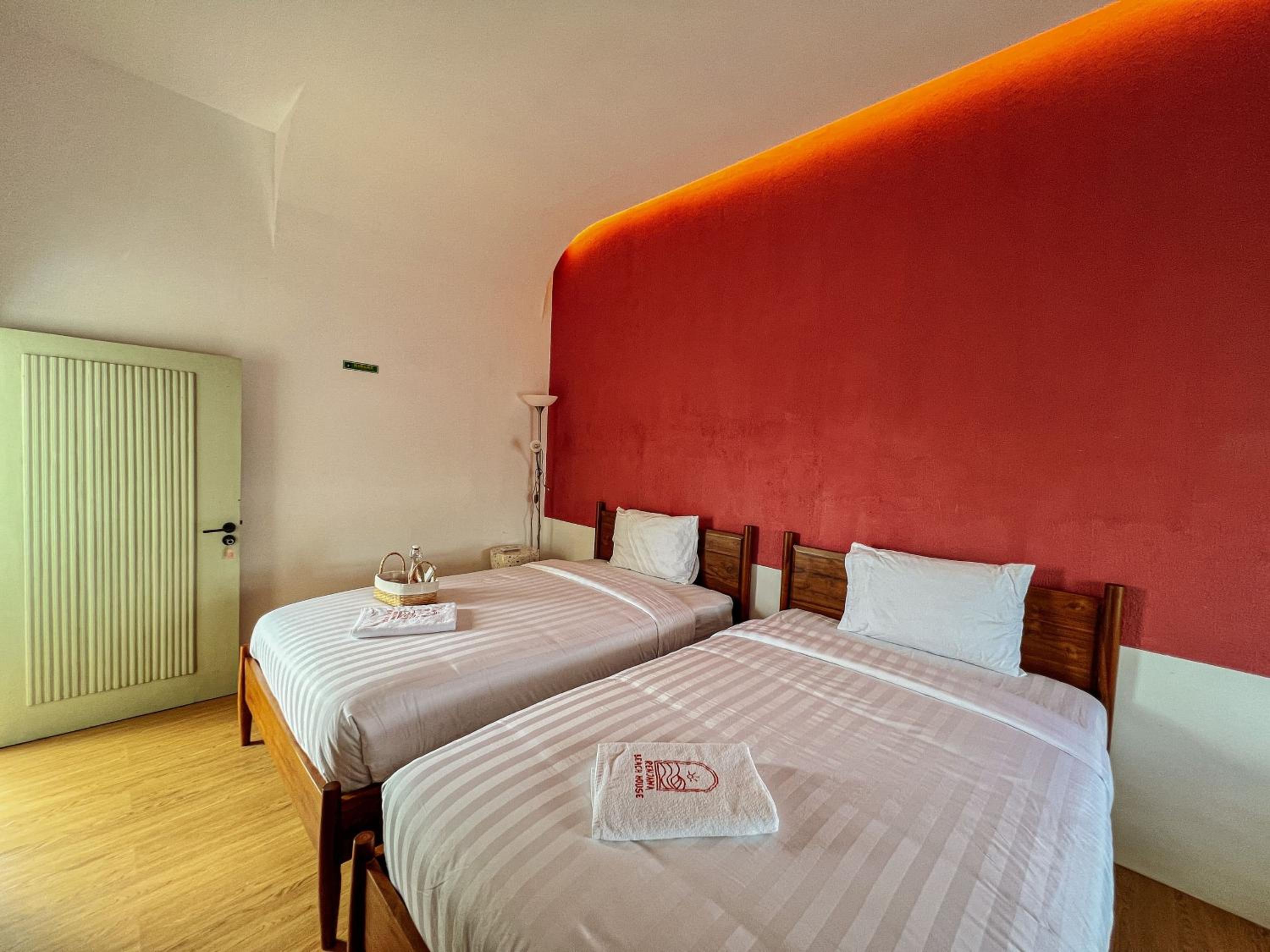 Standard Twin Room with Sea View - Photo 7