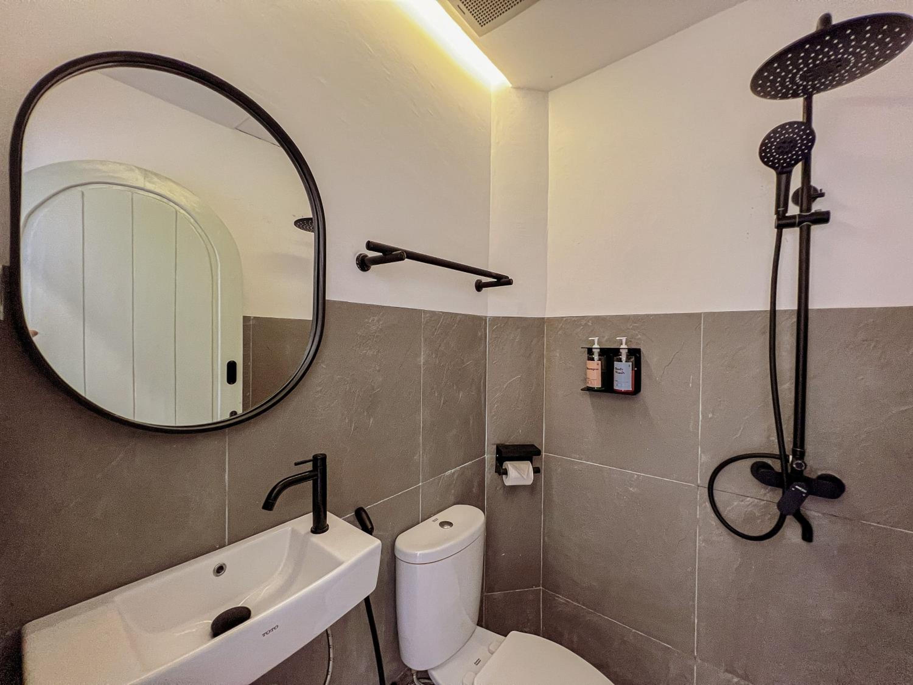Standard Twin Room with Sea View - Photo 9