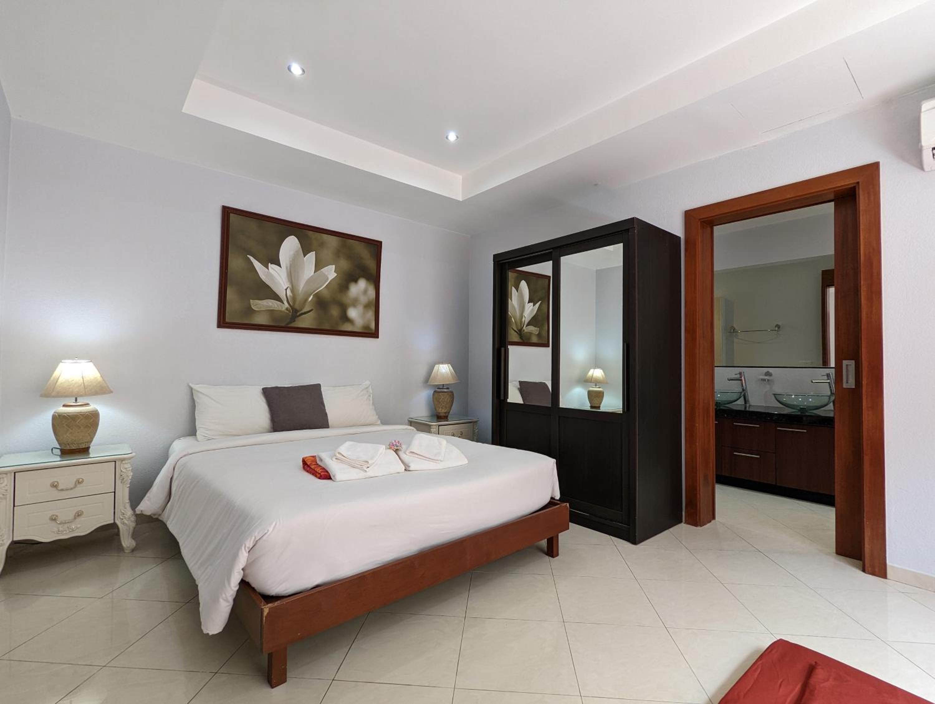 Villa - Photo 1