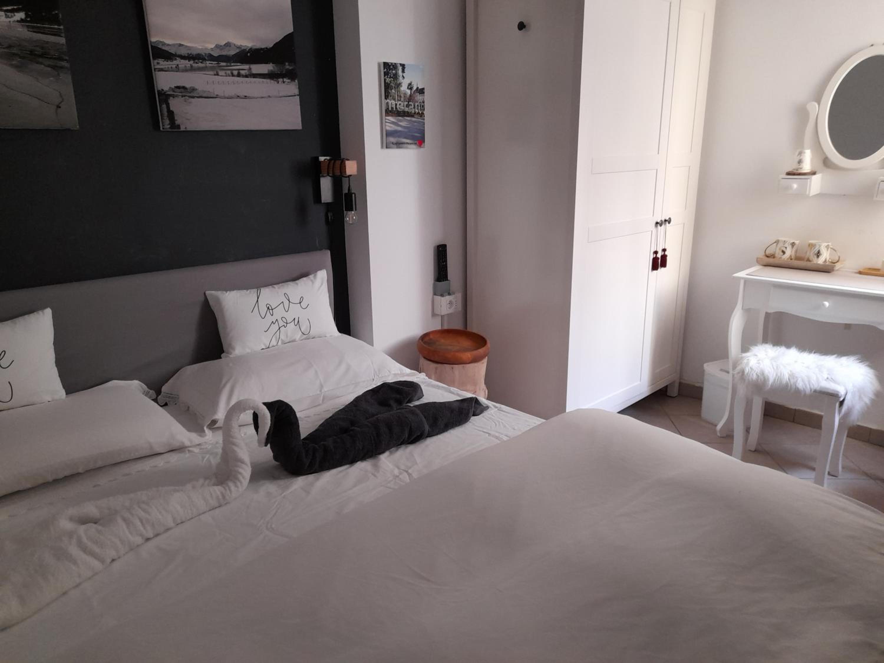 Double Room - Photo 8