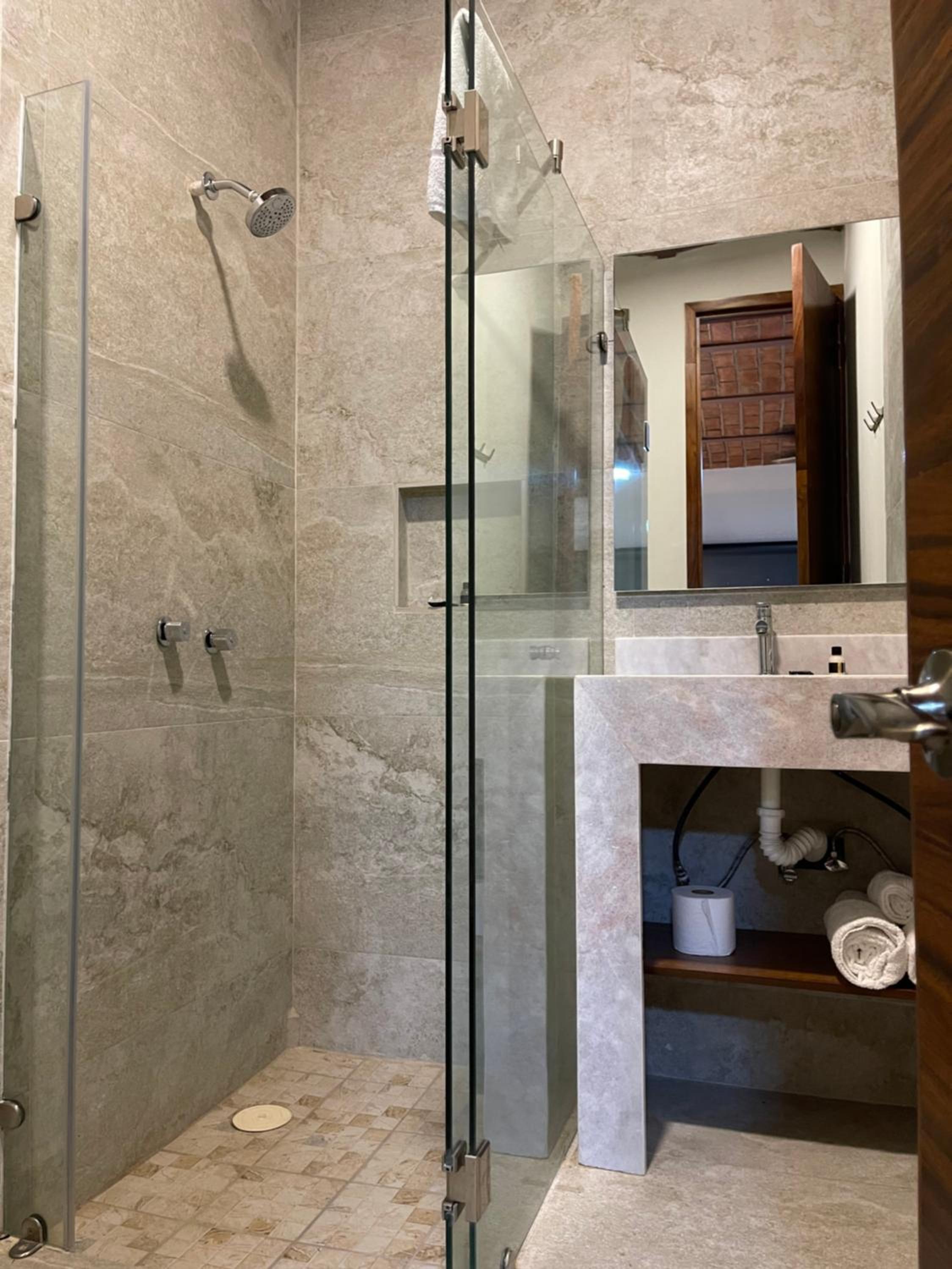 Deluxe Room (2 Adults + 1 Child) - Photo 7