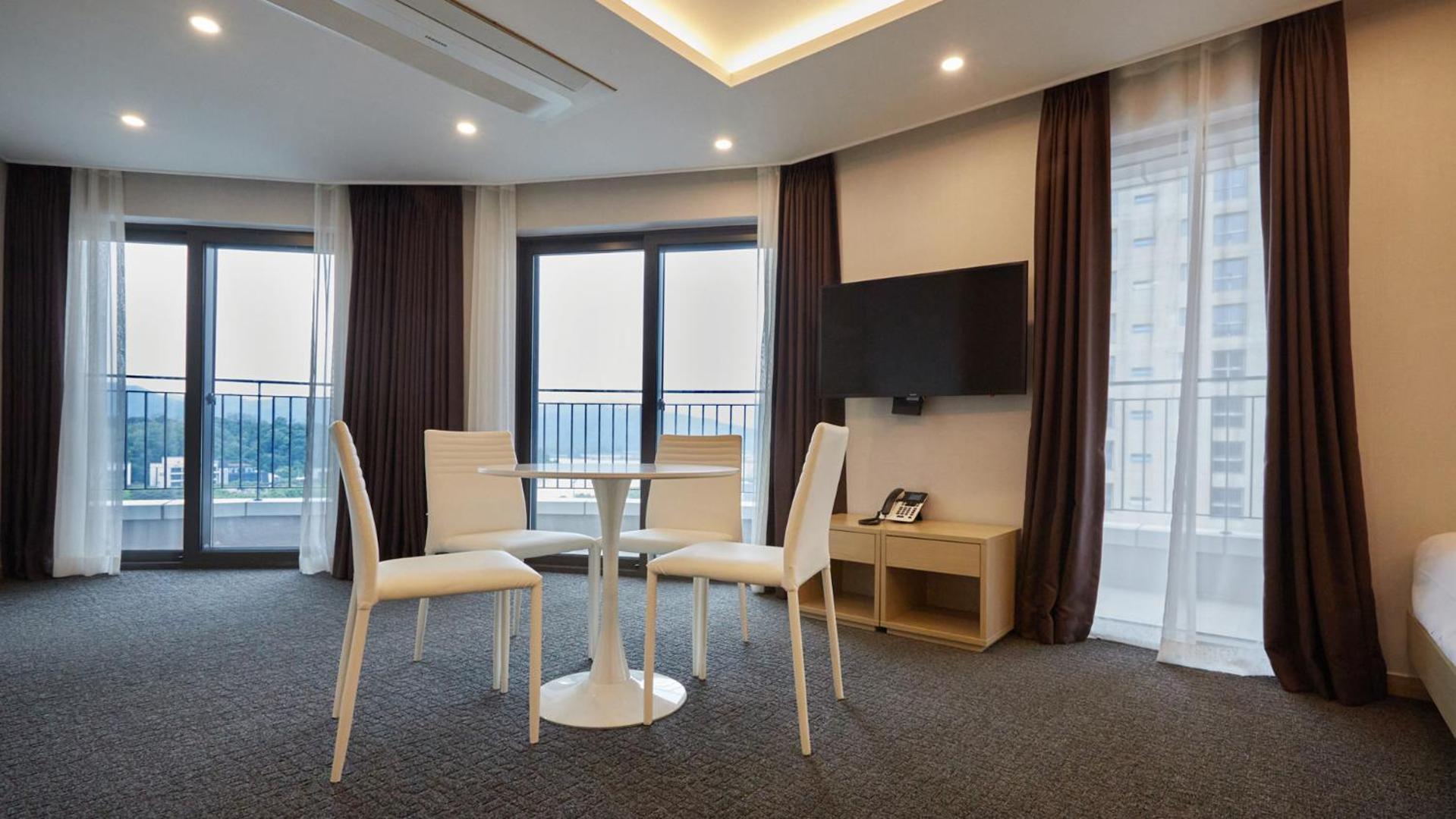 Family Room with Garden View