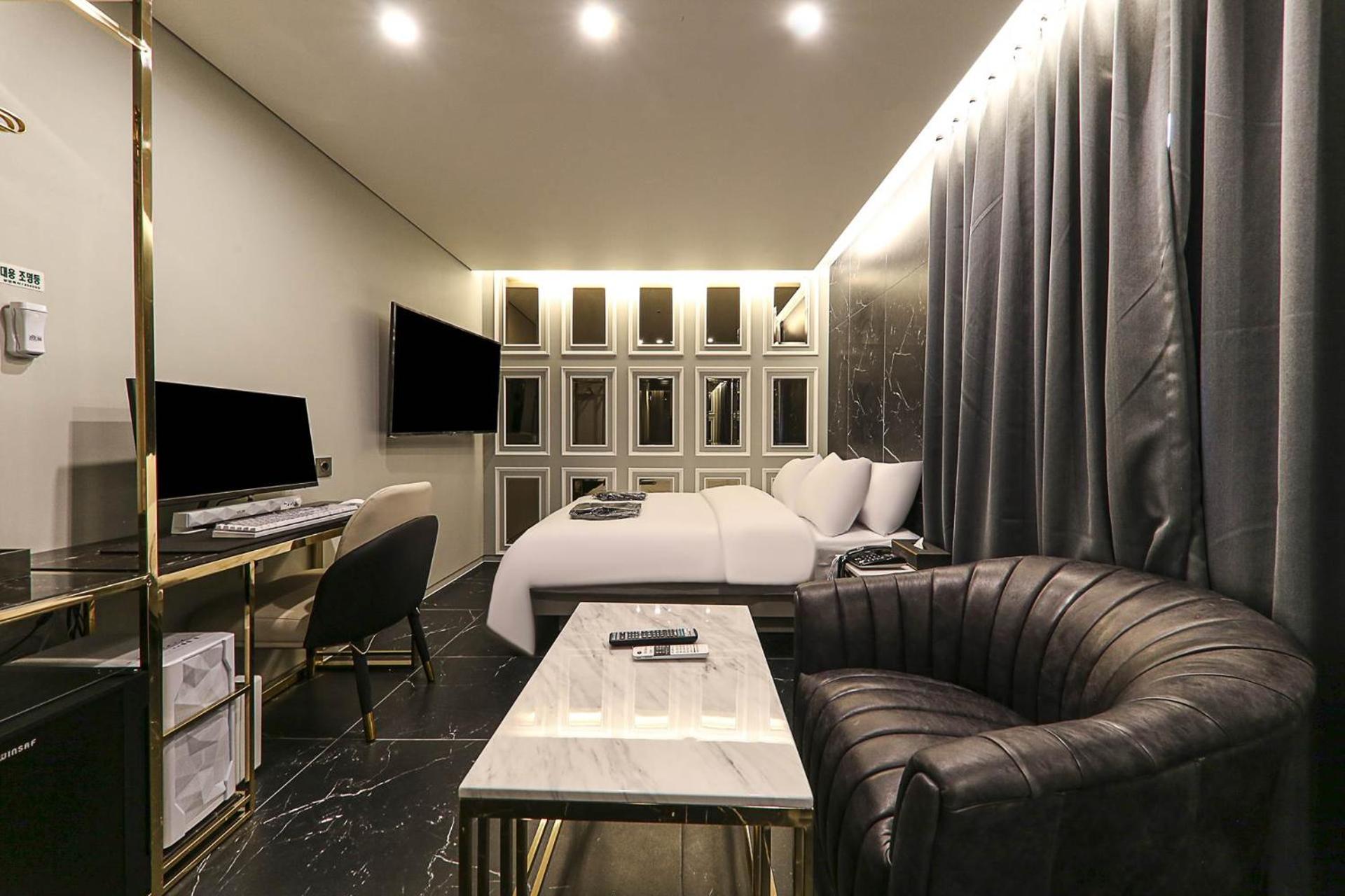 Double Room - Photo 6