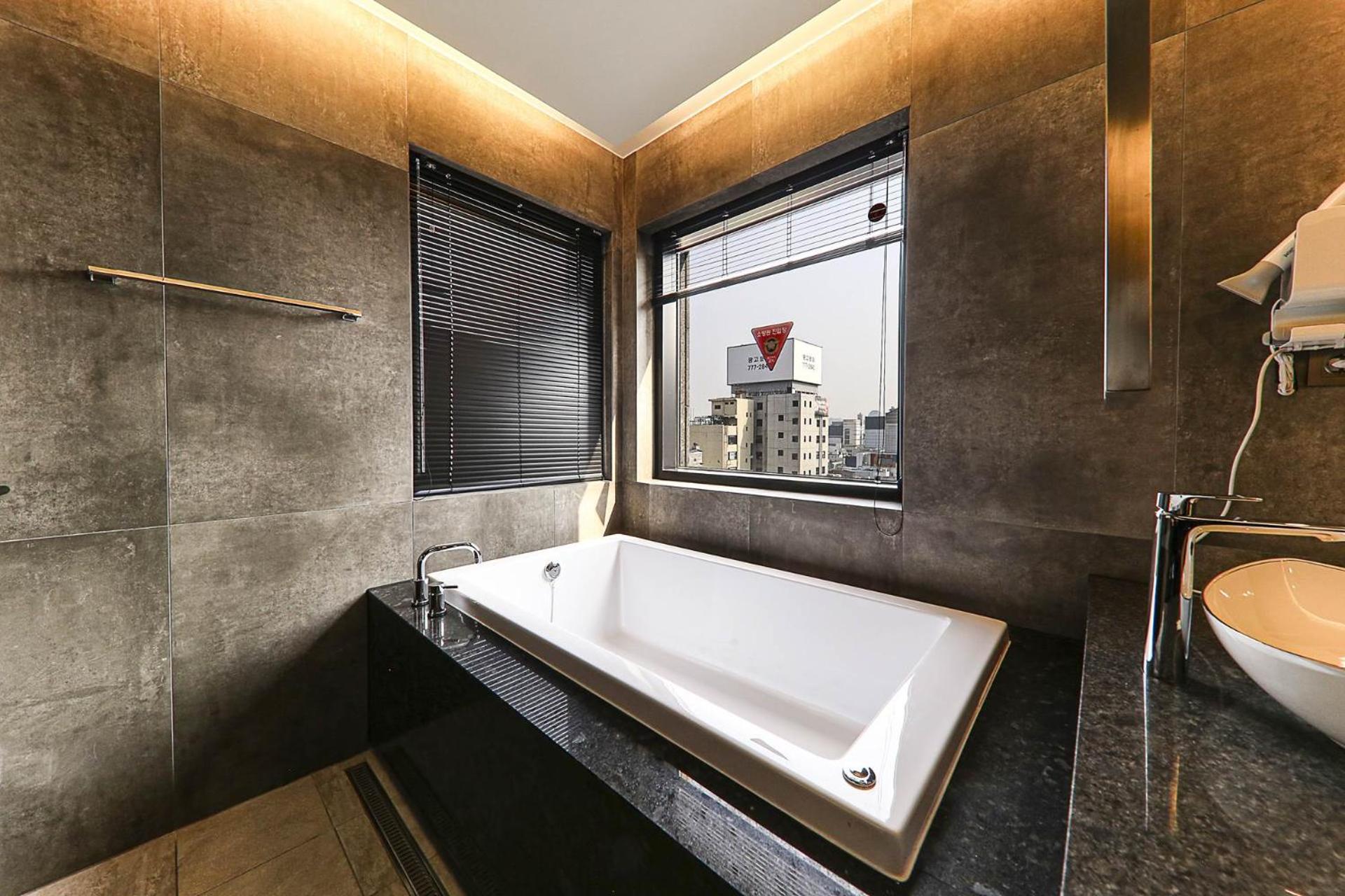 One-Bedroom Suite - Photo 7