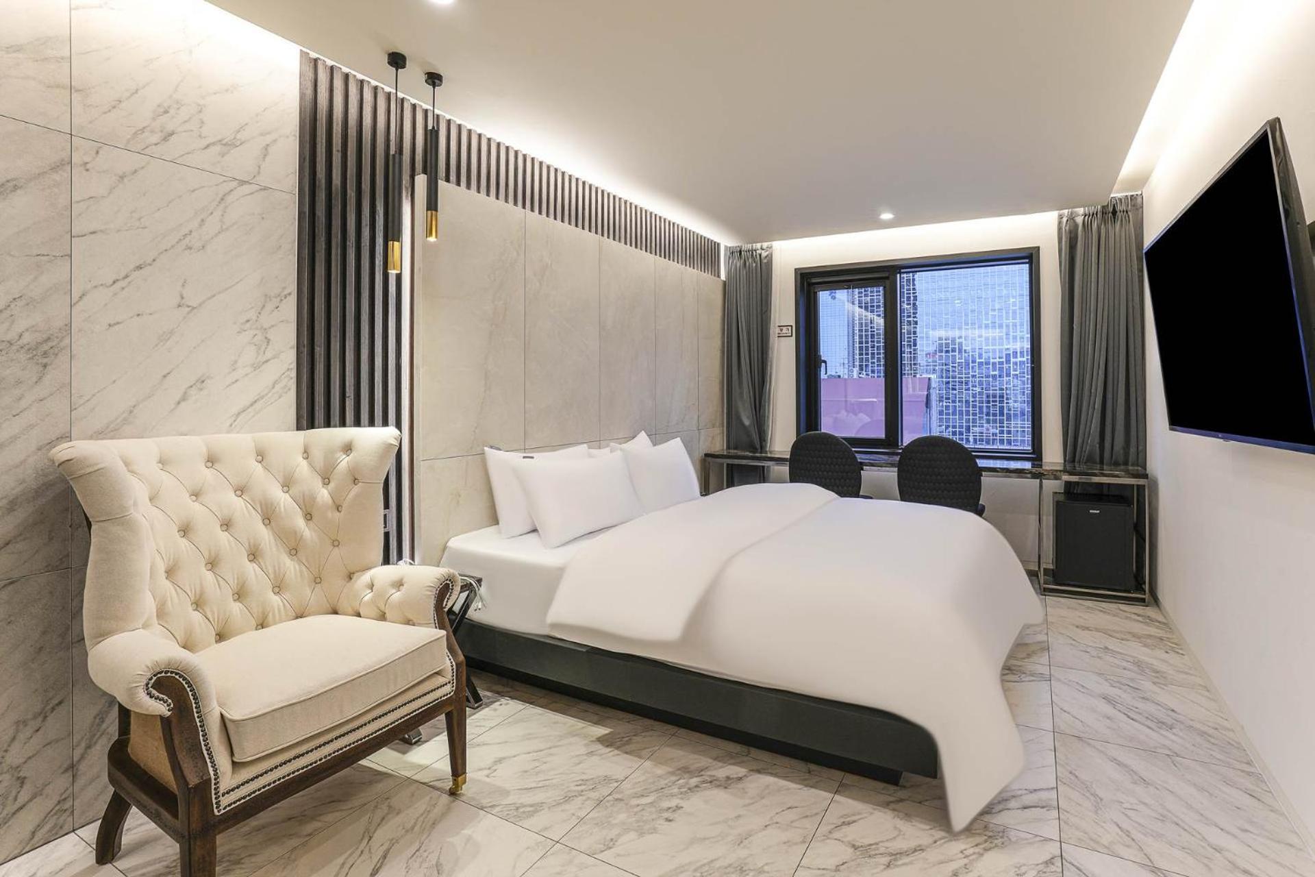One-Bedroom Suite - Photo 6