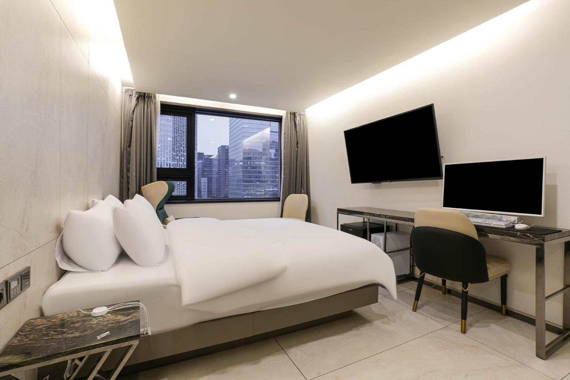 One-Bedroom Suite - Photo 4