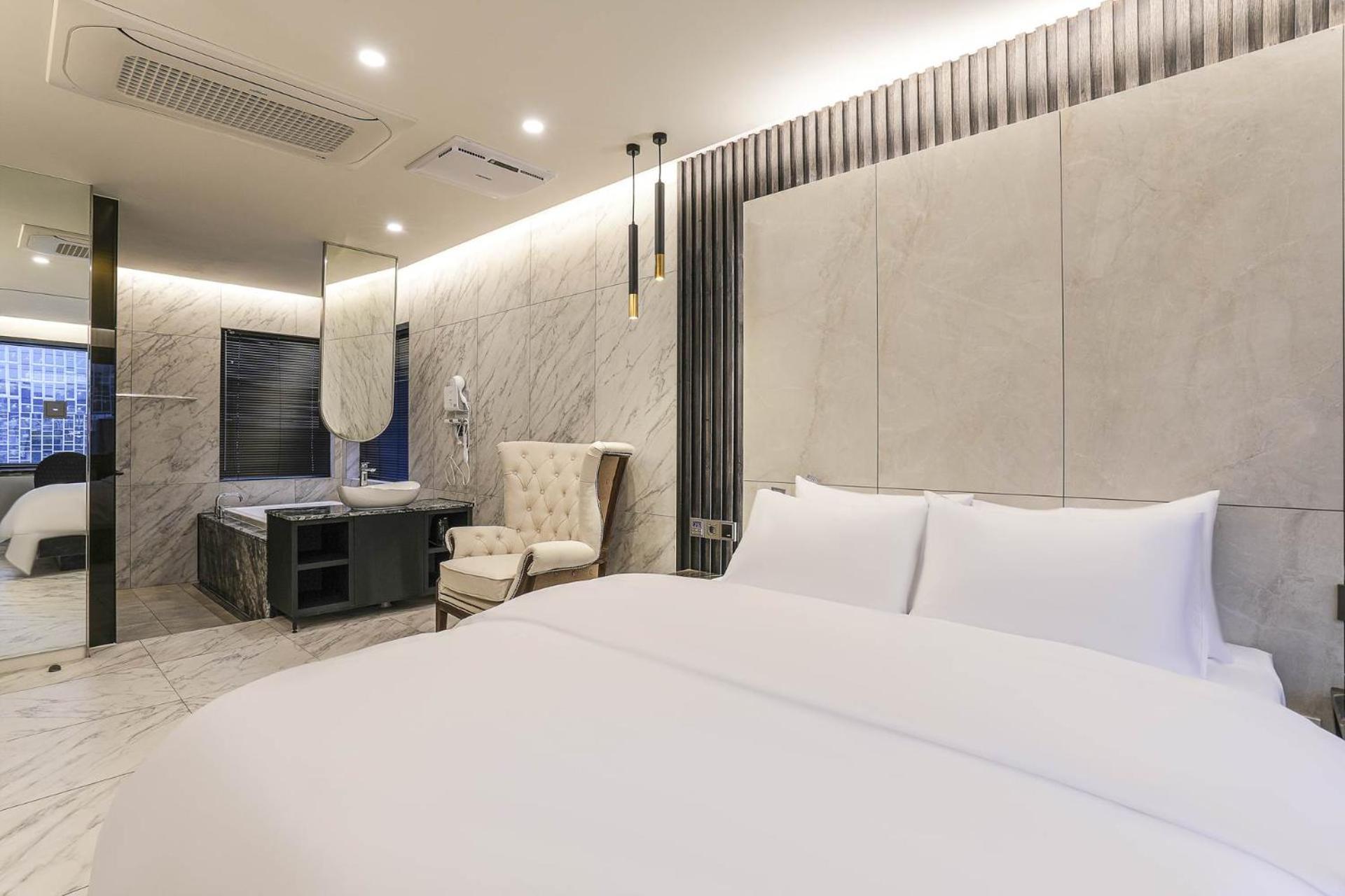 One-Bedroom Suite - Photo 3