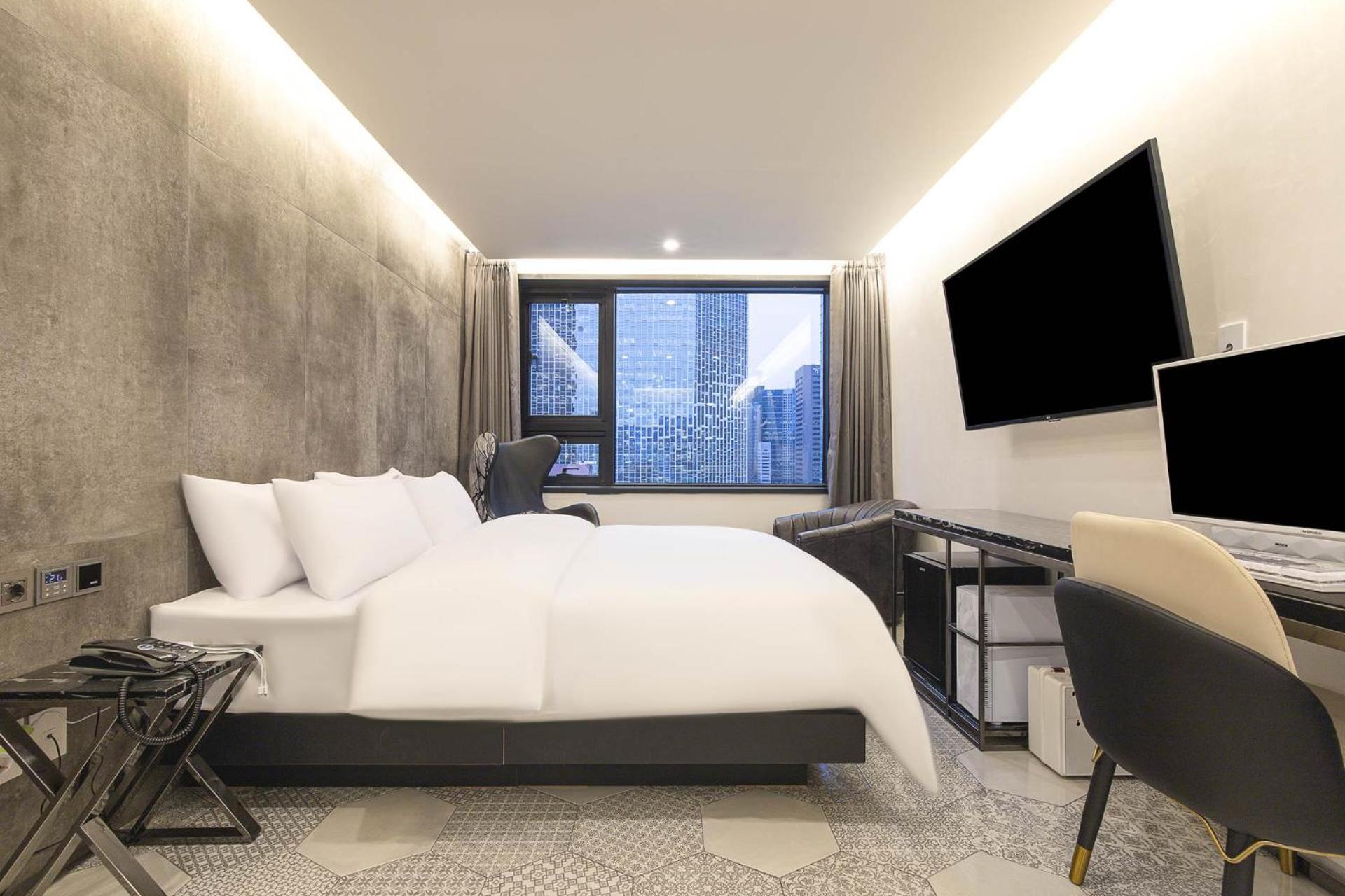 One-Bedroom Suite - Photo 11