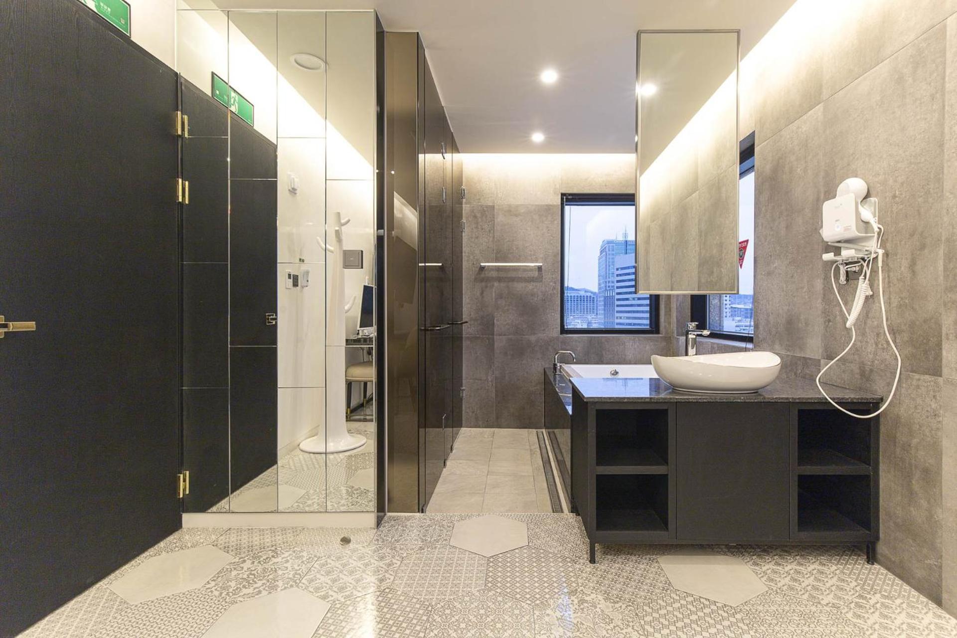 One-Bedroom Suite - Photo 2