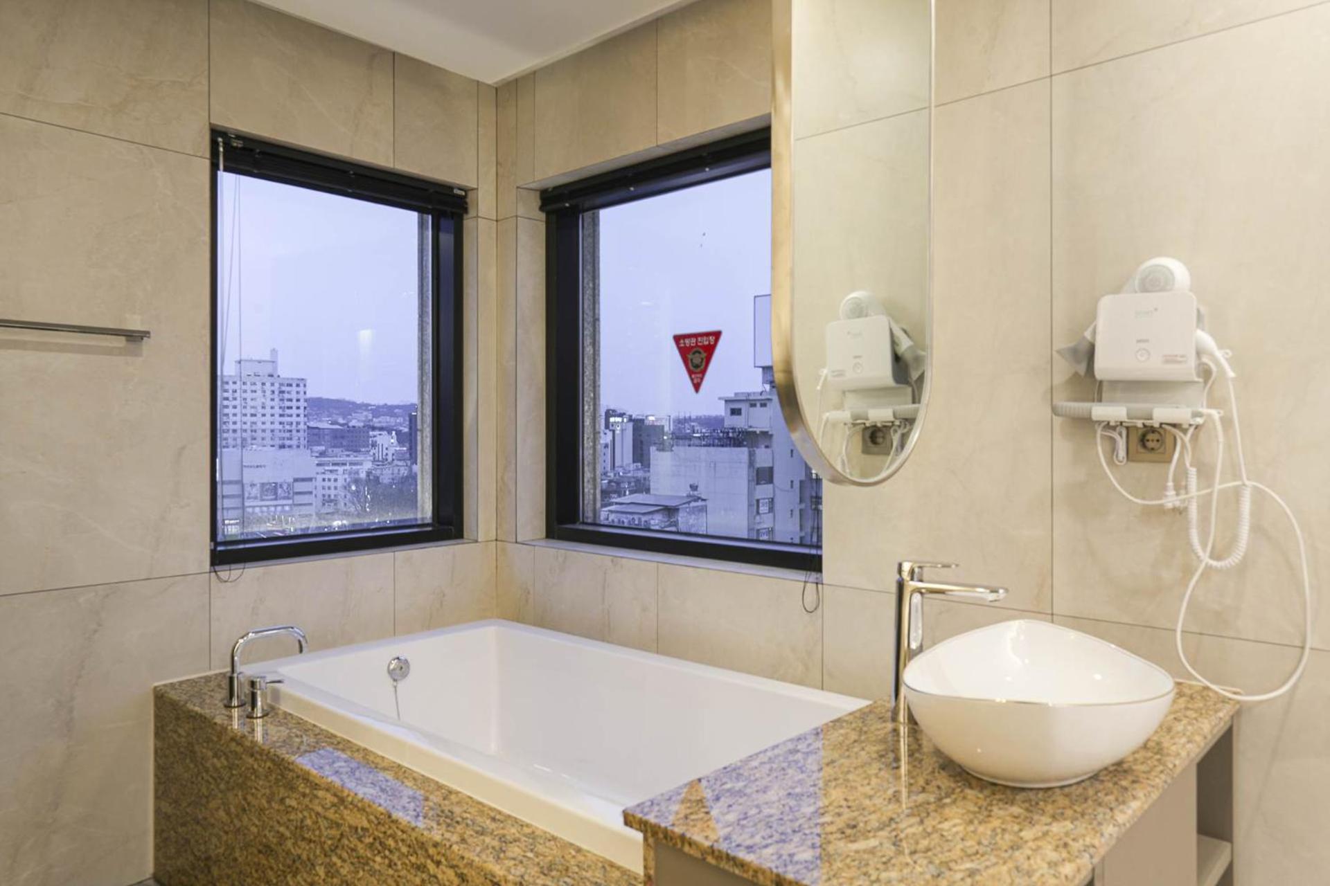 One-Bedroom Suite - Photo 10