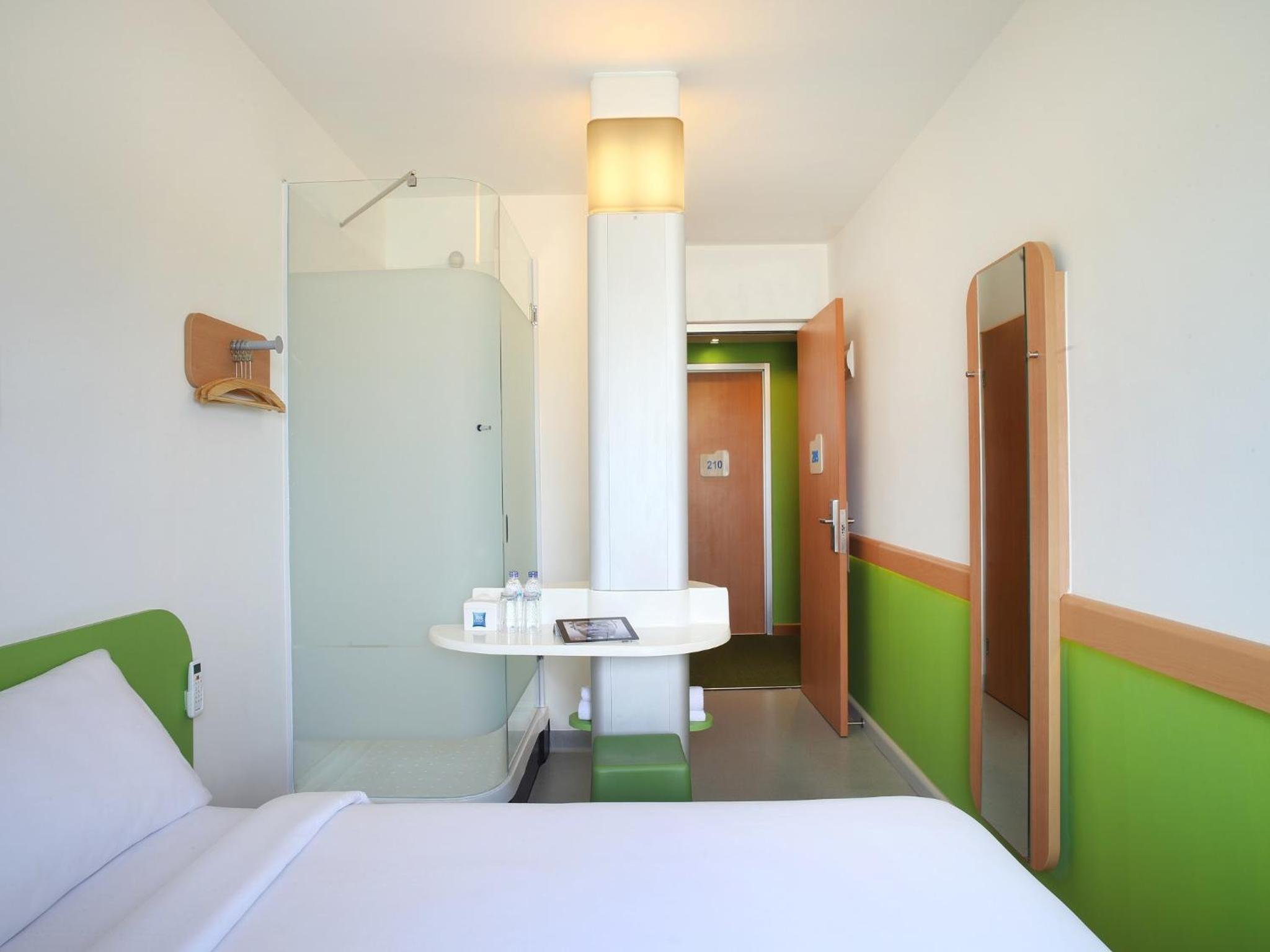 Standard Queen Room with Runaway View - Photo 3