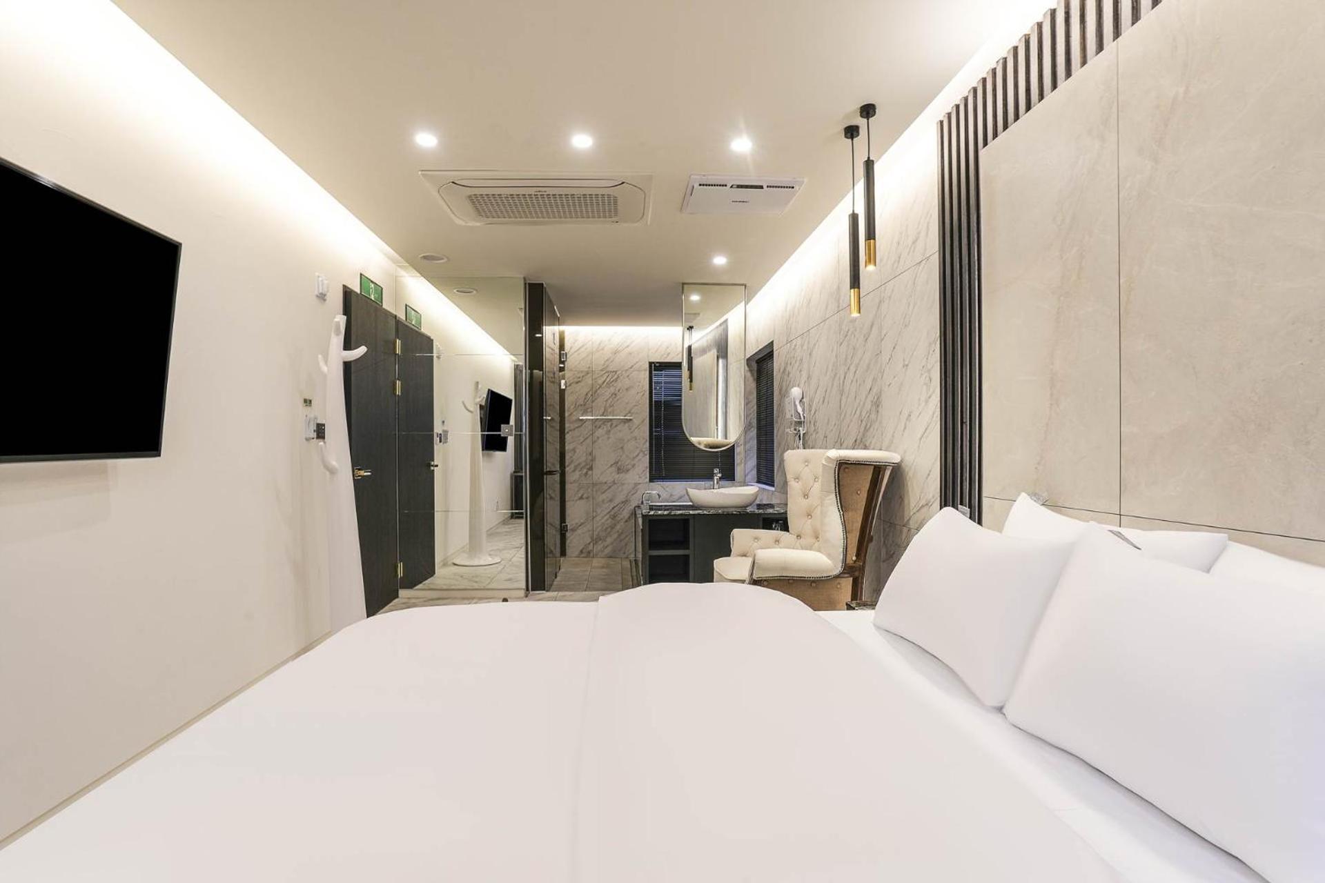 One-Bedroom Suite - Photo 9